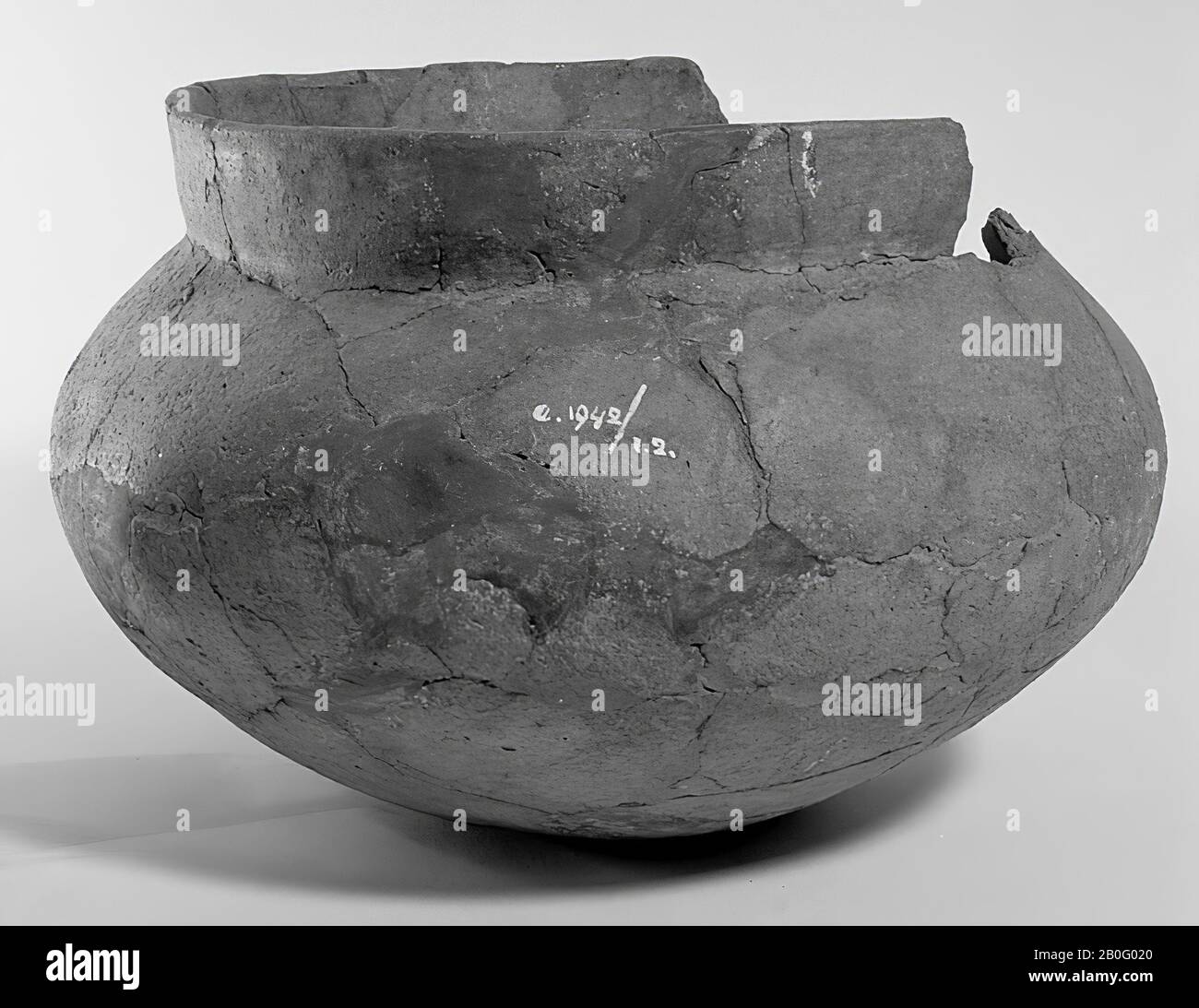 urn with small standing surface, angular neck-bend with slightly upright 2.5 cm wide obedient, bell-jerking around. Contents consisted of bones, urn, pottery, height: 16 cm, prehistory -800 Stock Photo