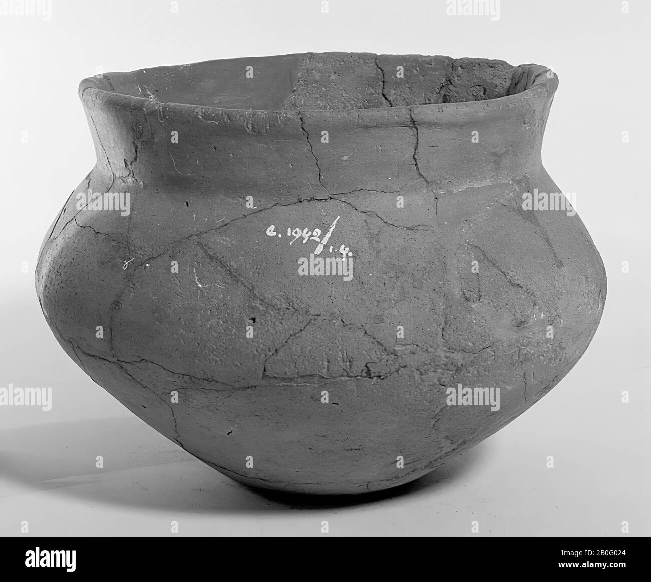 smooth walled urn. undecorated, red-brownish baking, 2.5 cm wide outstanding collar, urn, earthenware, height: 13 cm, prehistory -800 Stock Photo