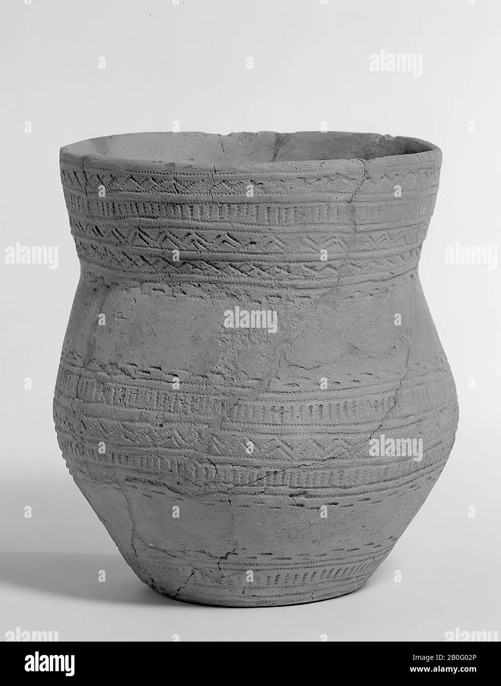 Earth cup of earthenware. With old bonding and cracks in the rim., Cup, earthenware, h: 17,5 cm, diam: 15,7 cm, prehistory -2500 Stock Photo