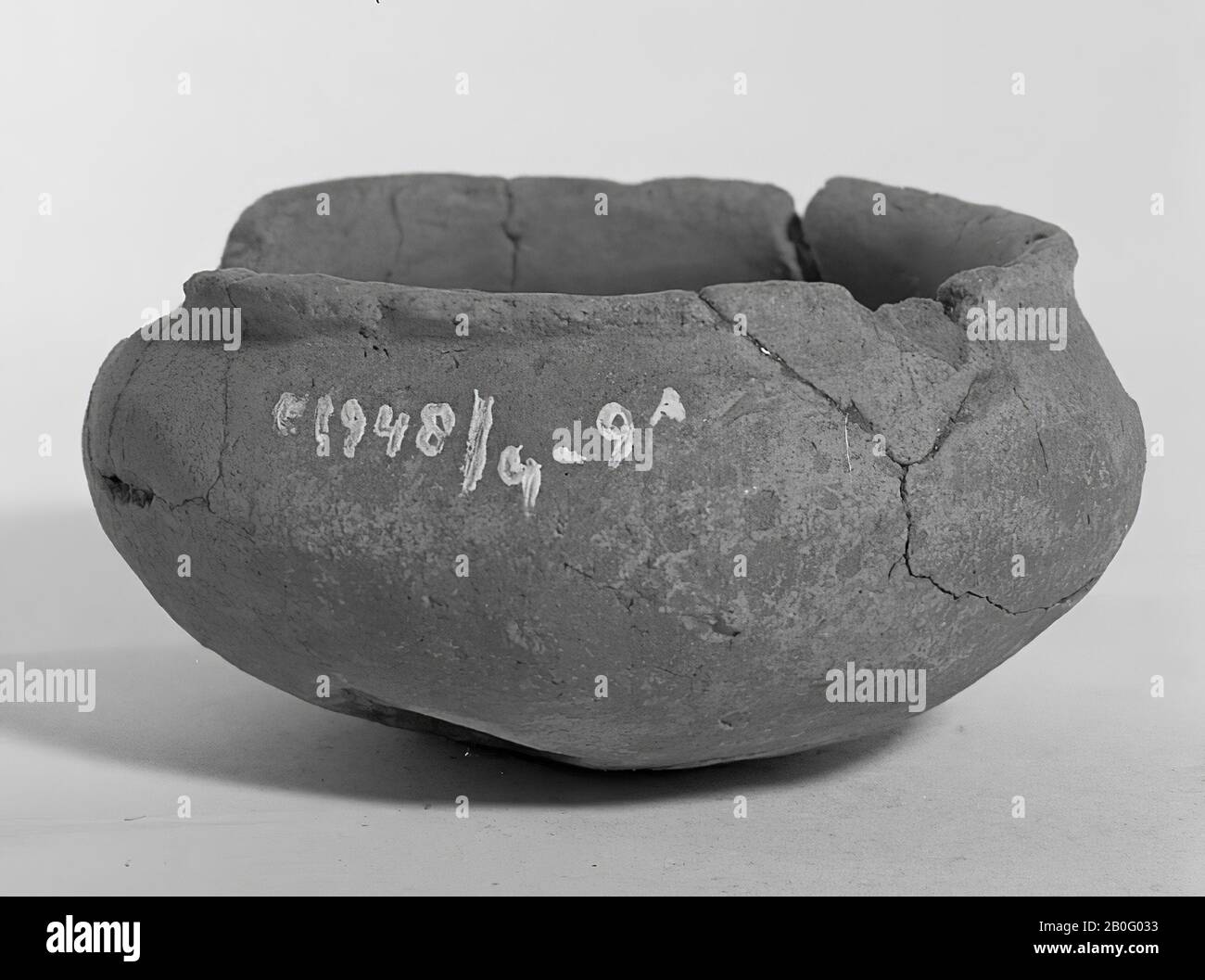 Small pot of pottery. Old bonding, cracking, open crack, surface damage. Contains cremated residues., Bee pot, pottery, h: 4.5 cm, diam: 9 cm, prehistory -800 Stock Photo
