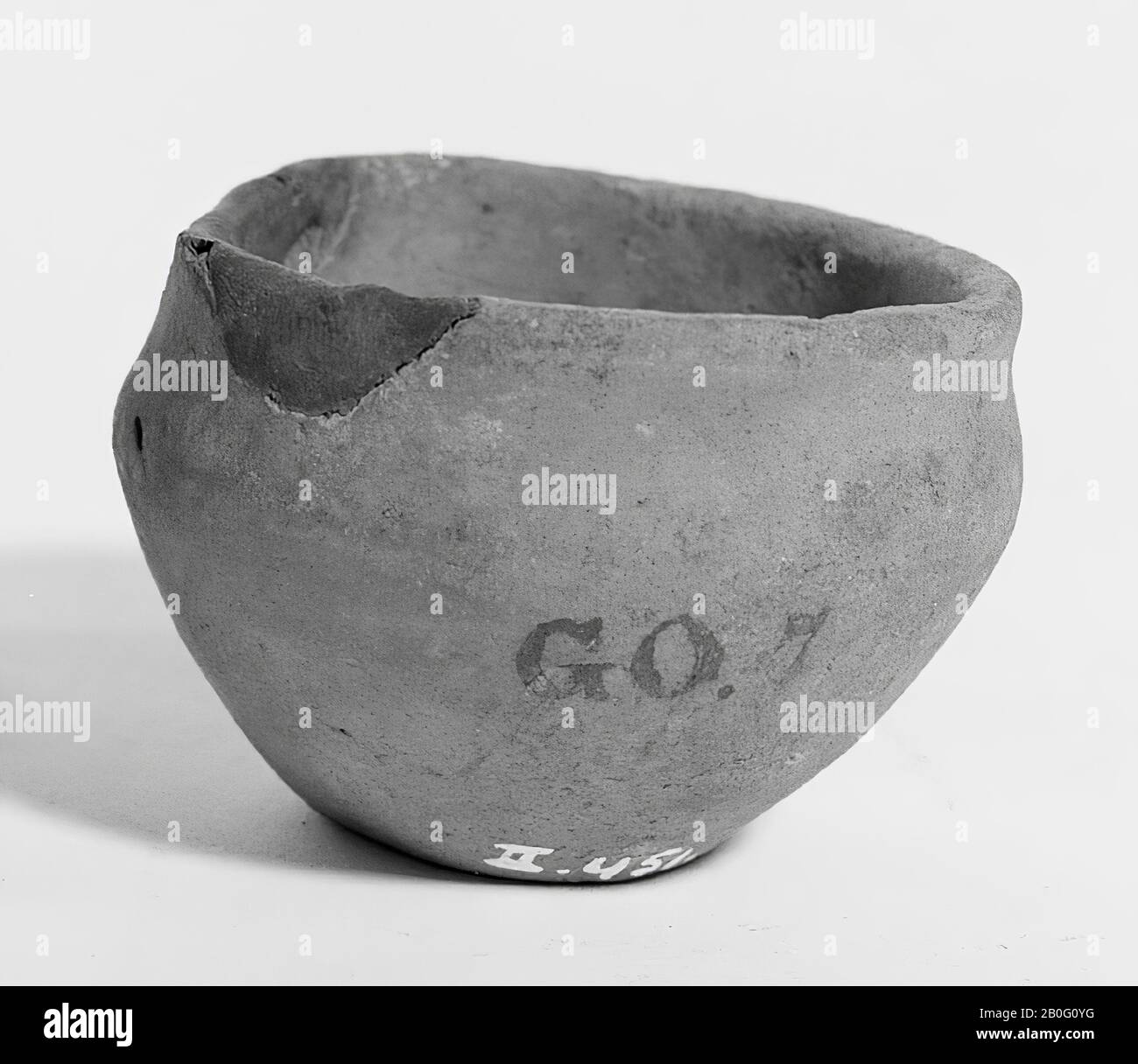 Small pot of earthenware with flat foot. Addition to the rim, bee pot ...