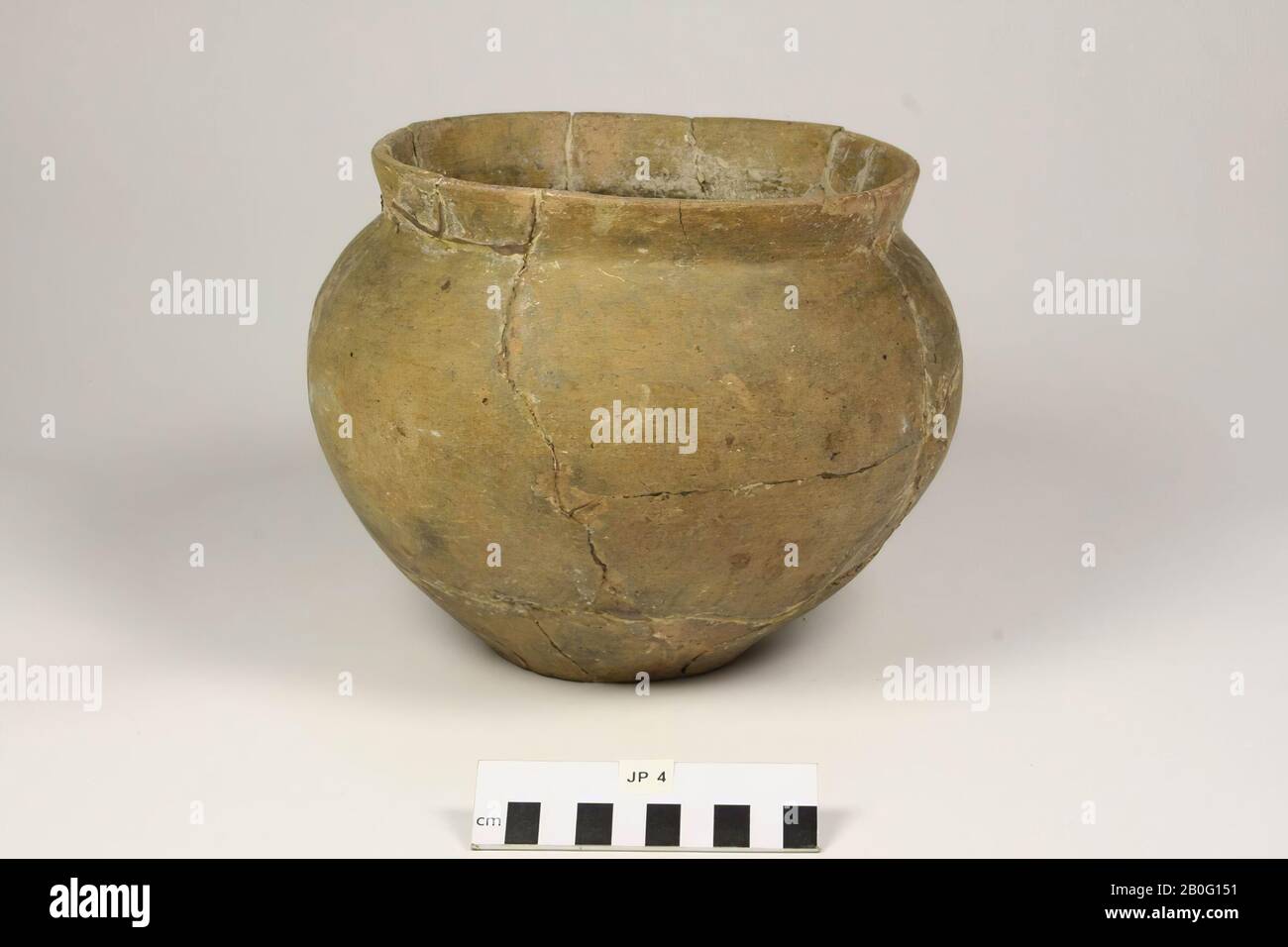 Pot of earthenware. Old bondings and additions., Pot, earthenware, h: 17,4 cm, diam: 21,7 cm, prehistory, Germany, North Rhine-Westphalia Stock Photo