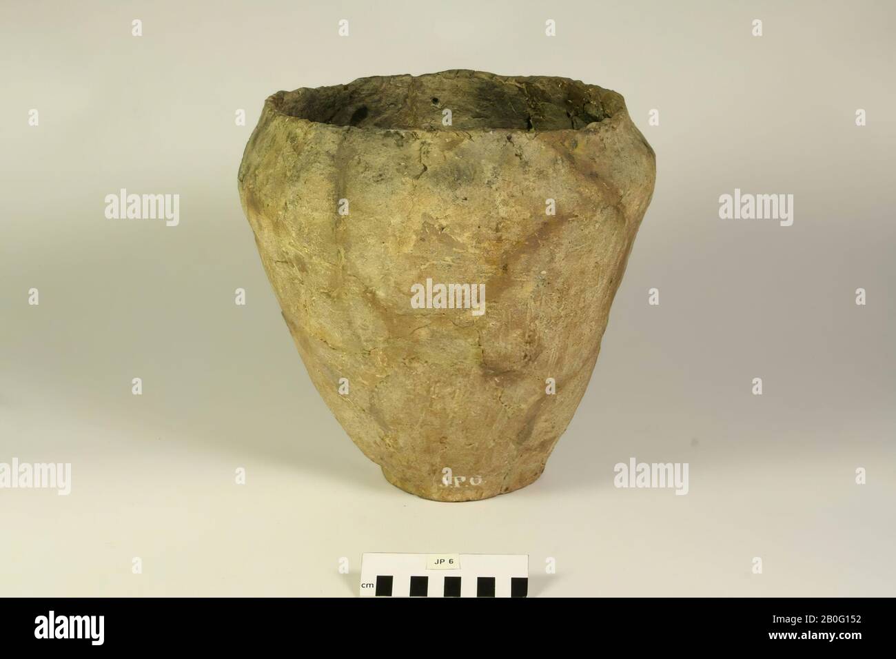 Various glueing, reasonably brittle urn. Contains cremated residues, urn, earthenware, h: 27 cm, diam: 28 cm, prehistory, Germany Stock Photo