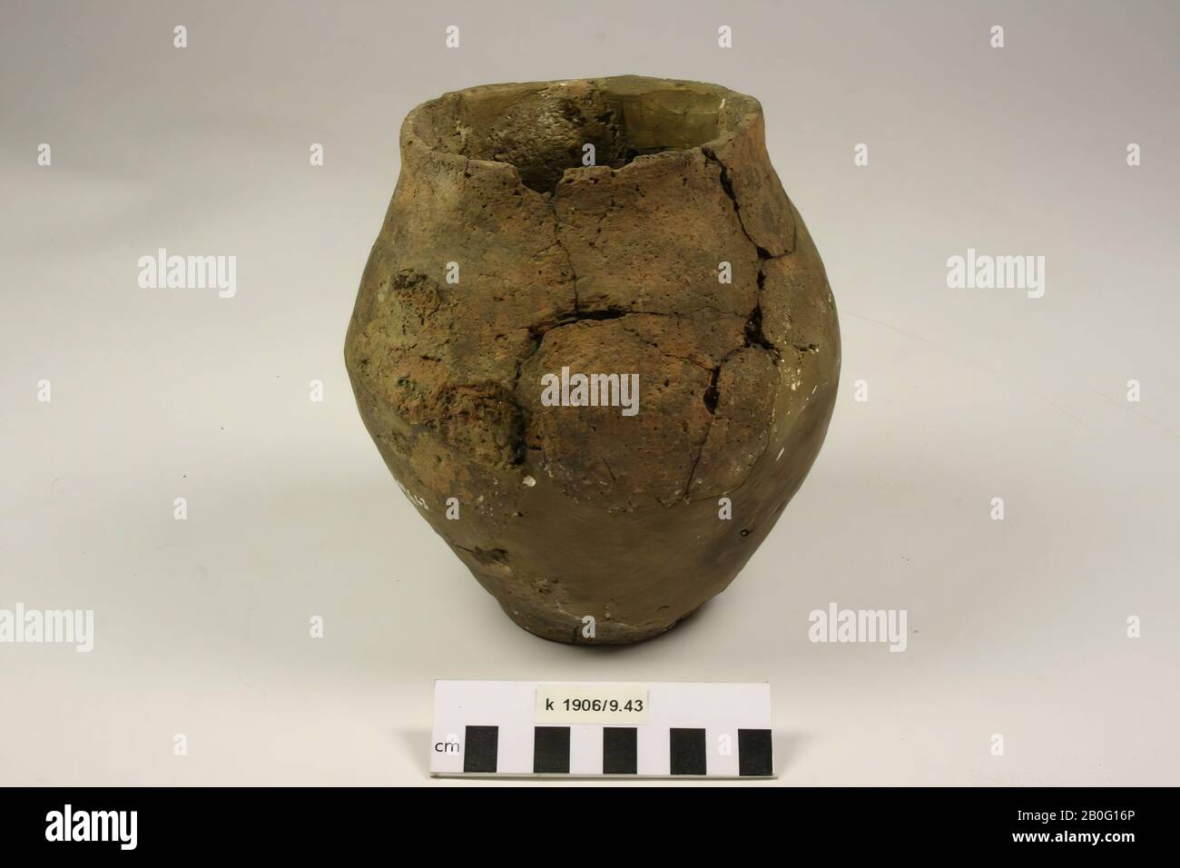 Urn of ovoid, brownish baked earth. With surface damage and old bonding and additions. The edge runs slowly in the abdomen., Urn, pottery, h: 17,5 cm, diam: 15,6 cm, prehistory -800 Stock Photo