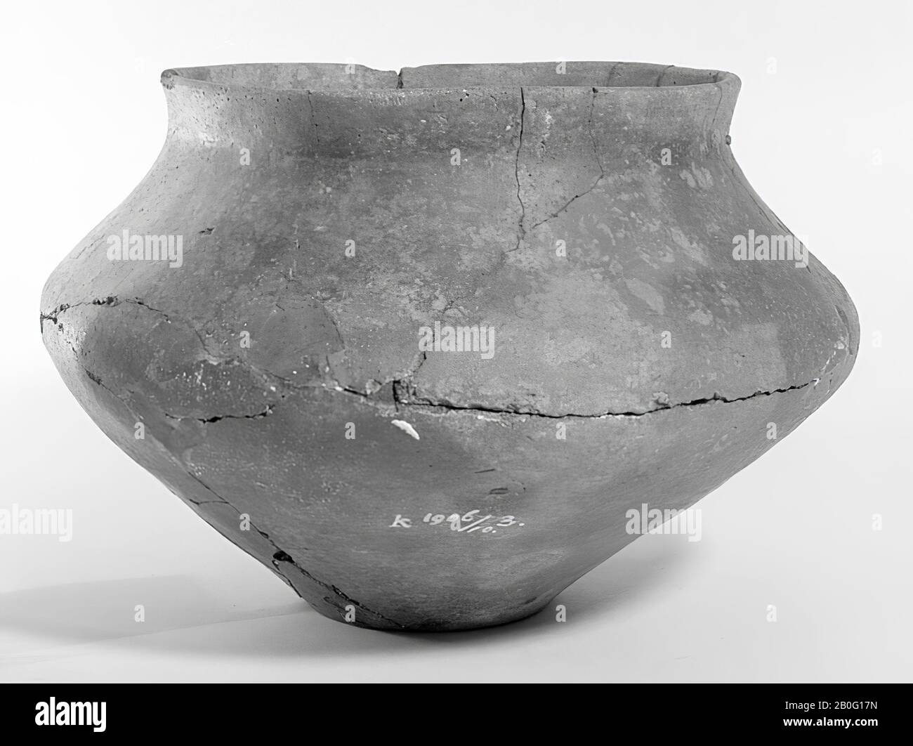 Urn of brown smooth baked earth, the belly striker. With old bondings and additions., Urn, earthenware, h: 16 cm, diam: 23.7 cm, prehistory -1200 Stock Photo