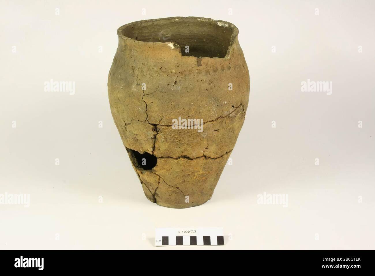 Germanic cylinder turn of earthenware, except for serrated edge, decoration of finger impressions around the middle of the neck. Old bonding, part of the edge is missing, gap in the wall, network of cracks on the inside., Urn, pottery, h: 28 cm, diam: 23 cm, prehistory -800 Stock Photo