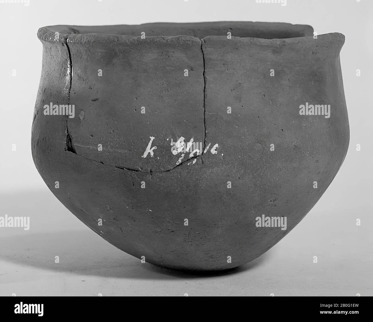 Smoothwalled, pointed bellshaped pottery glaze with raised edge