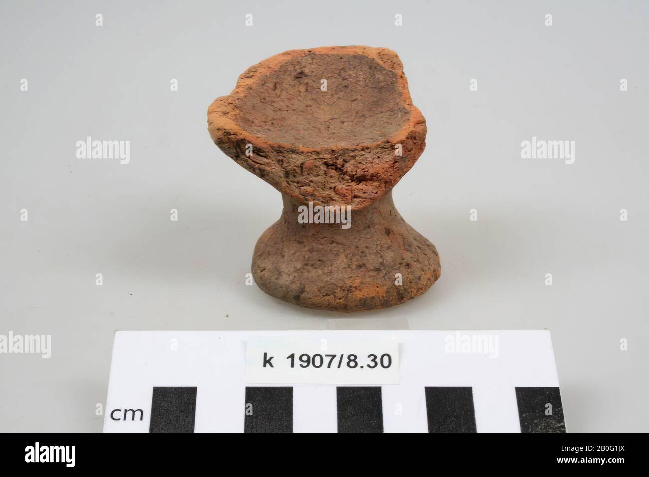 Fragment of a potion on foot of pottery., bijpot, fragment, pottery, h