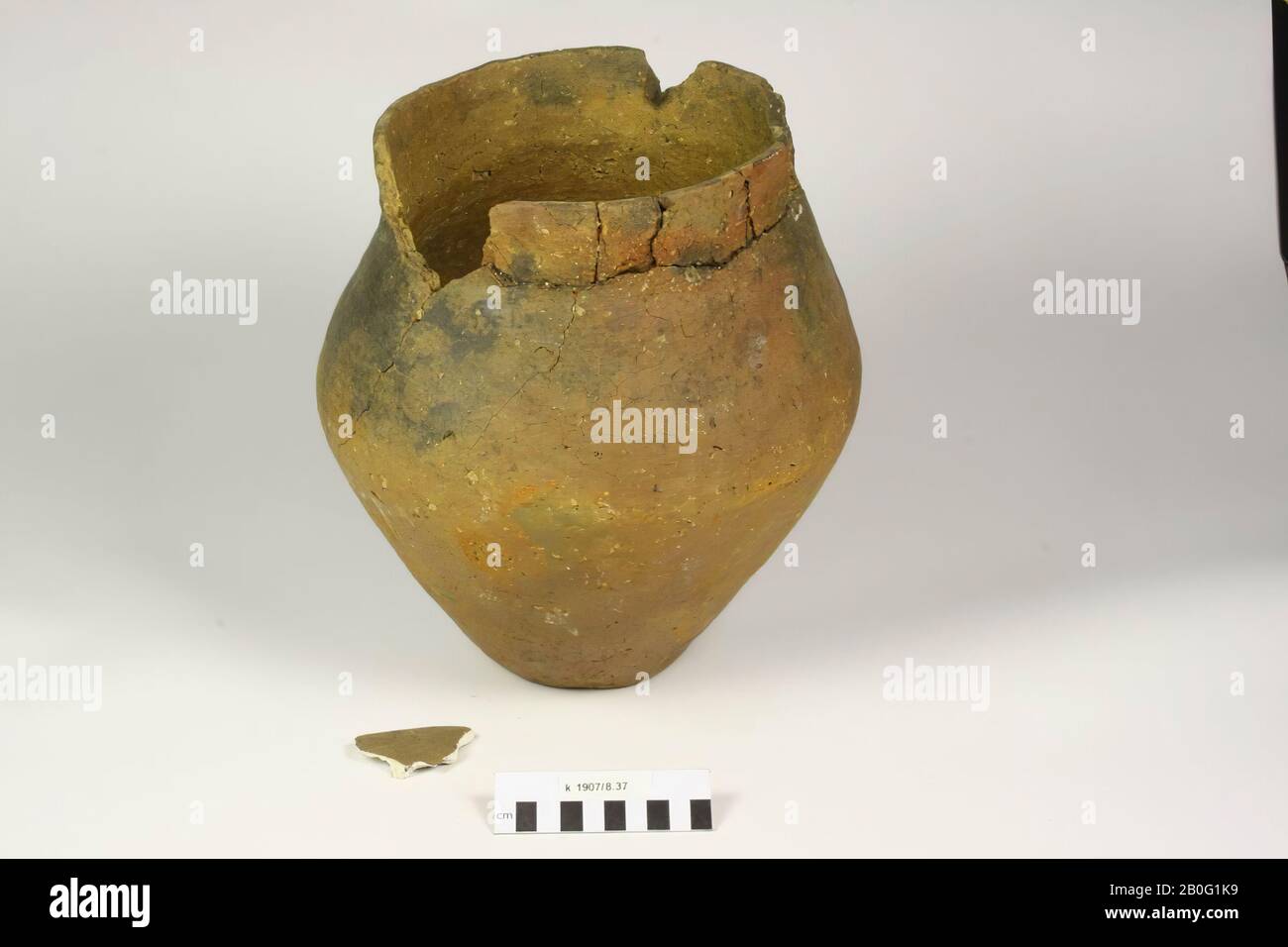 Gallo-Germanic urn of reddish-brown earthenware, inward running shoulder and high upright edge. Unstable old bonding and addition (separately included), parts of the rim are missing, 1 loose shard. On 12-11-2007 old mold removed., Urn, earthenware, h: 29.3 cm, prehistory -1200 Stock Photo