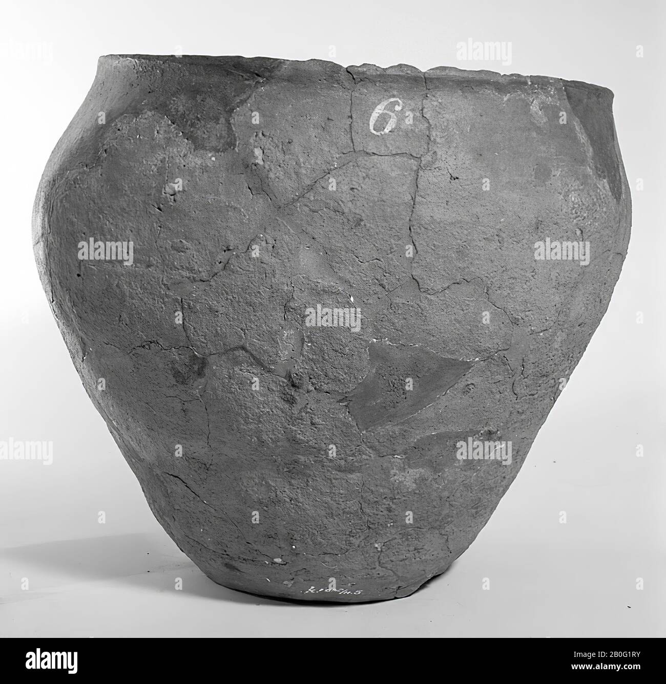 urn with serrated edge, urn, earthenware, height: 20 cm, prehistory -800 Stock Photo