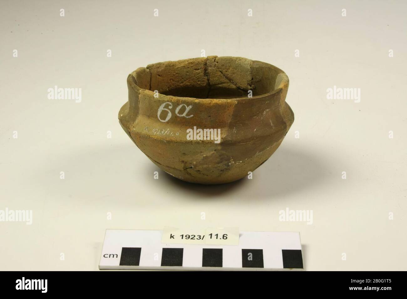 Pottery pits with outstanding sharply kinked wall and upright edge. Old bondings and additions, chips from the wall, stoneware, pottery, h: 6 cm, diam: 10.5 cm, prehistory -800 Stock Photo