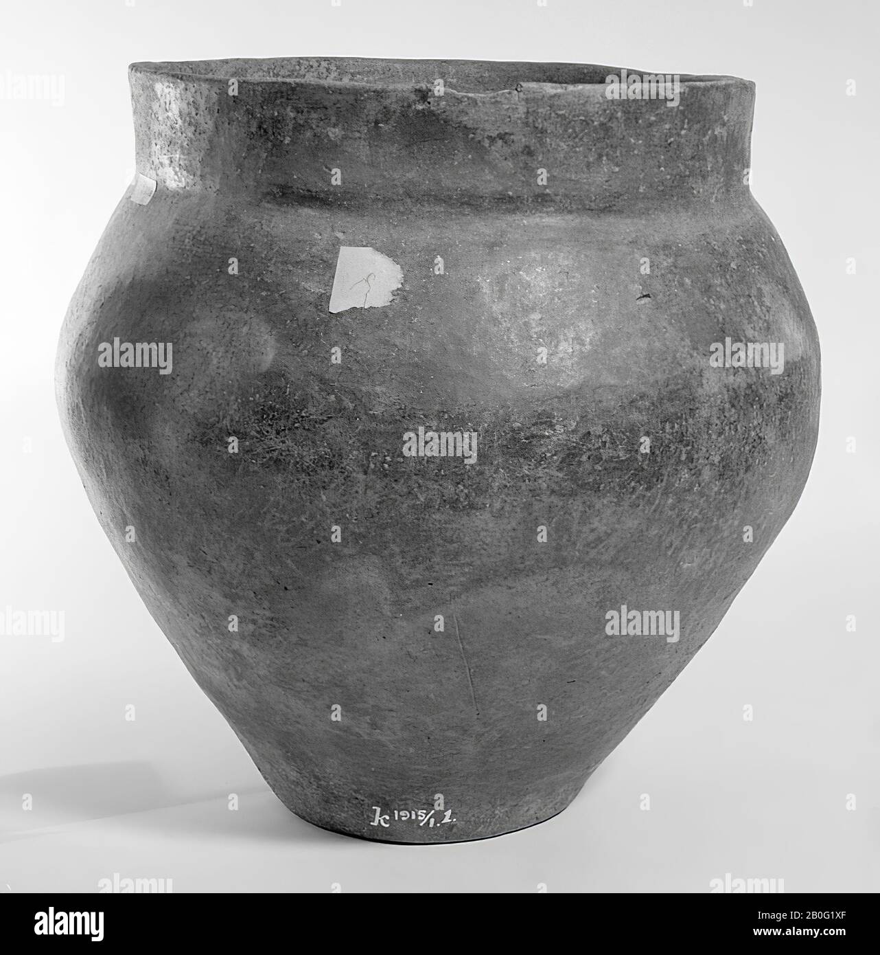 Brown oval urn with raised edge, completely filled with human bones, completely intact, apart from a few chips, urn, earthenware, h: 26 cm, diam: 26 cm, prehistory -800 Stock Photo