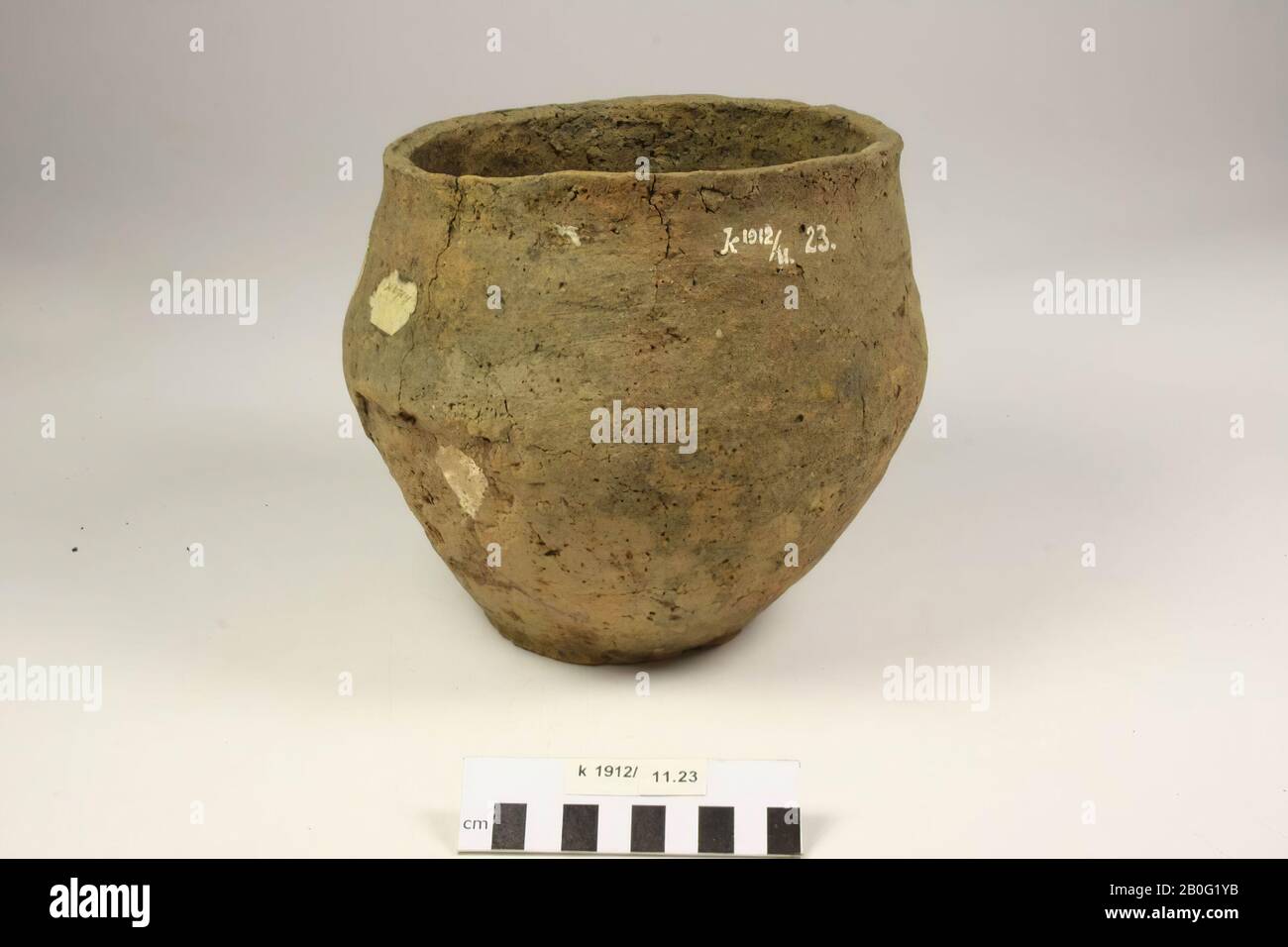 Germanic urn of pottery of little shape. Some glues and additions, some cracks and surface cracks. Contains cremated residues, urn, earthenware, h: 18 cm, diam: 20.5 cm, prehistory -1200 Stock Photo