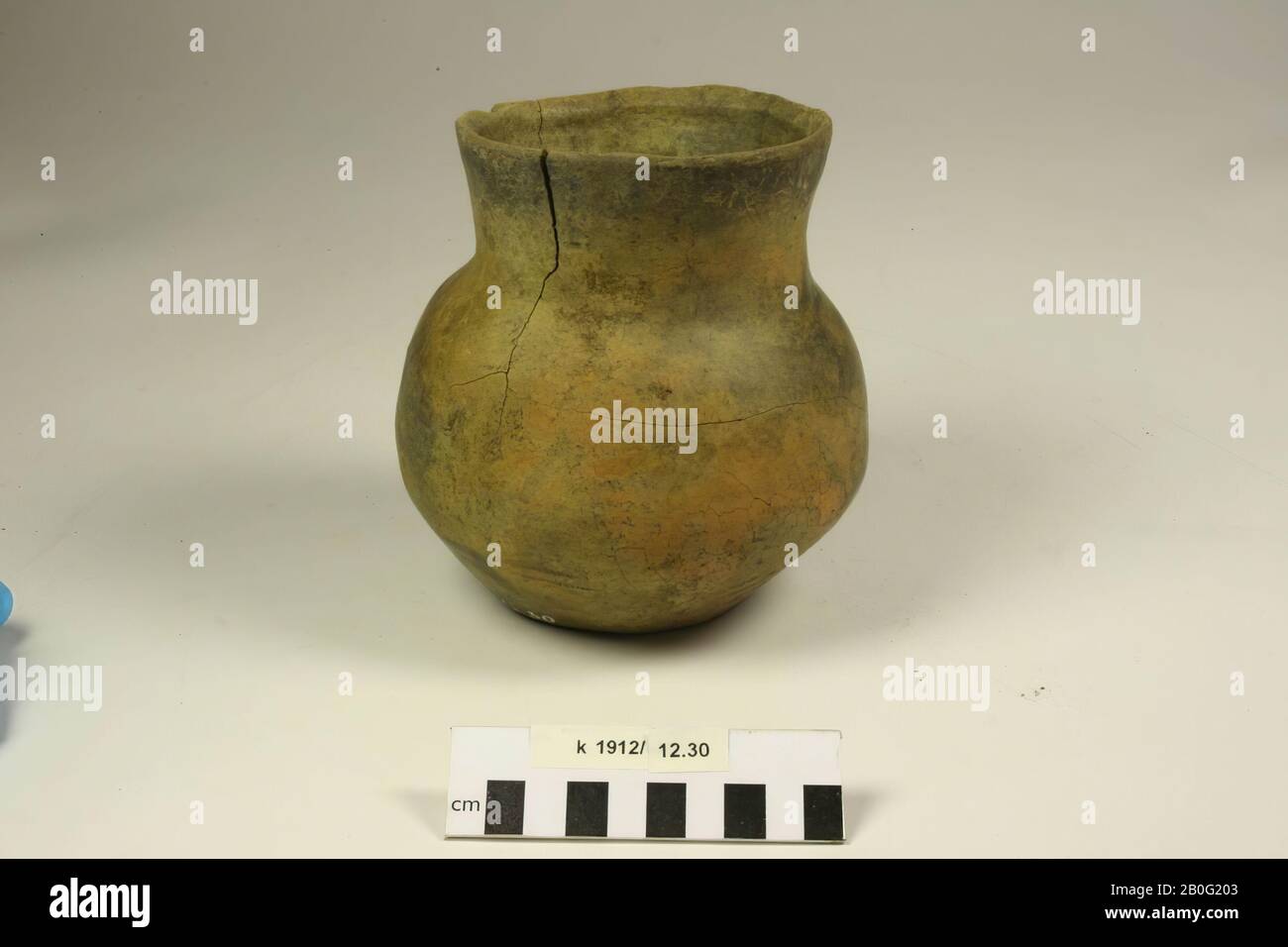 Gallo-Germanic urn of earthenware. Network of cracks. Contains cremated residues, urn, earthenware, h: 15 cm, diam: 14.5 cm, prehistory -1200 Stock Photo
