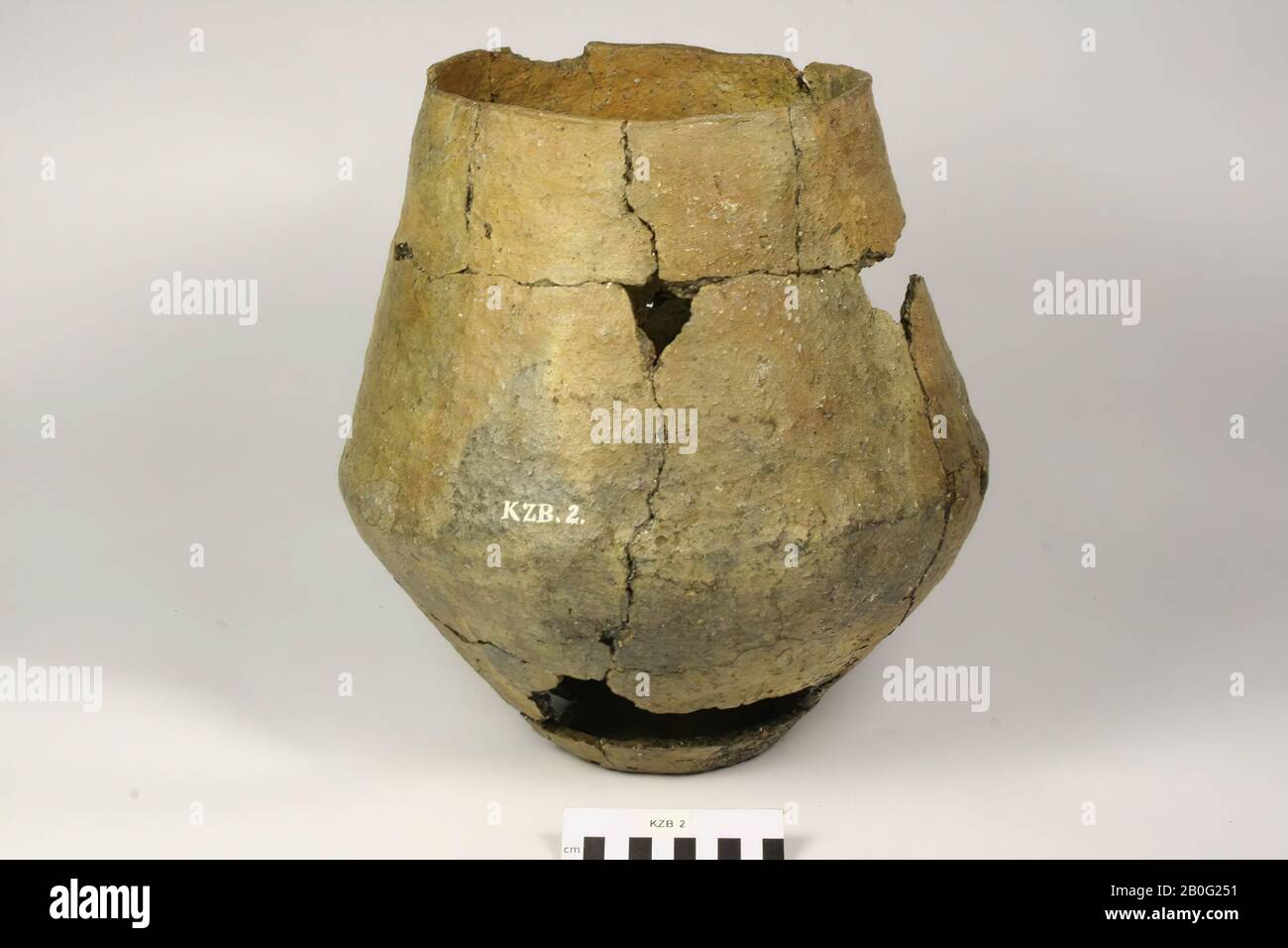Large Proto-Saxon urn of earthenware of capricious model, rough piece, filled with bones. Old bonding, gaps ni the wall. KZB 5., urn, pottery found here, h: 33.5 cm, diam: 31.5 cm, prehistory -1200 Stock Photo