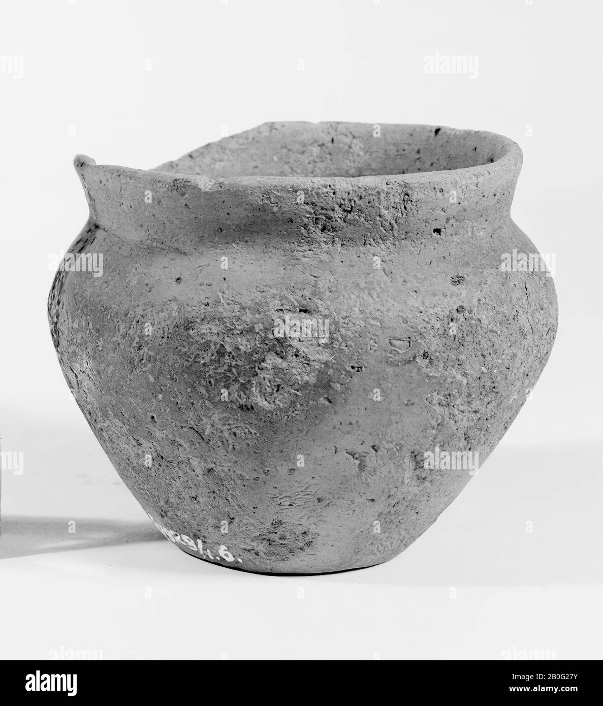Small Gallo-Germanic urn of earthenware. A borderline is missing. Contains cremated residues., Bee pot, pottery, h: 7.8 cm, diam: 9.5 cm, prehistory -500 Stock Photo