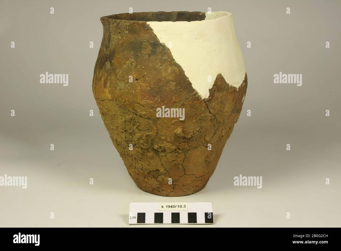 Slender urn of earthenware with smooth neck and roughly infected belly, provided with a serrated edge. Many glues and additions., Urn, earthenware, h: 23.2 cm, diam: 21.2 cm, prehistory -800 Stock Photo