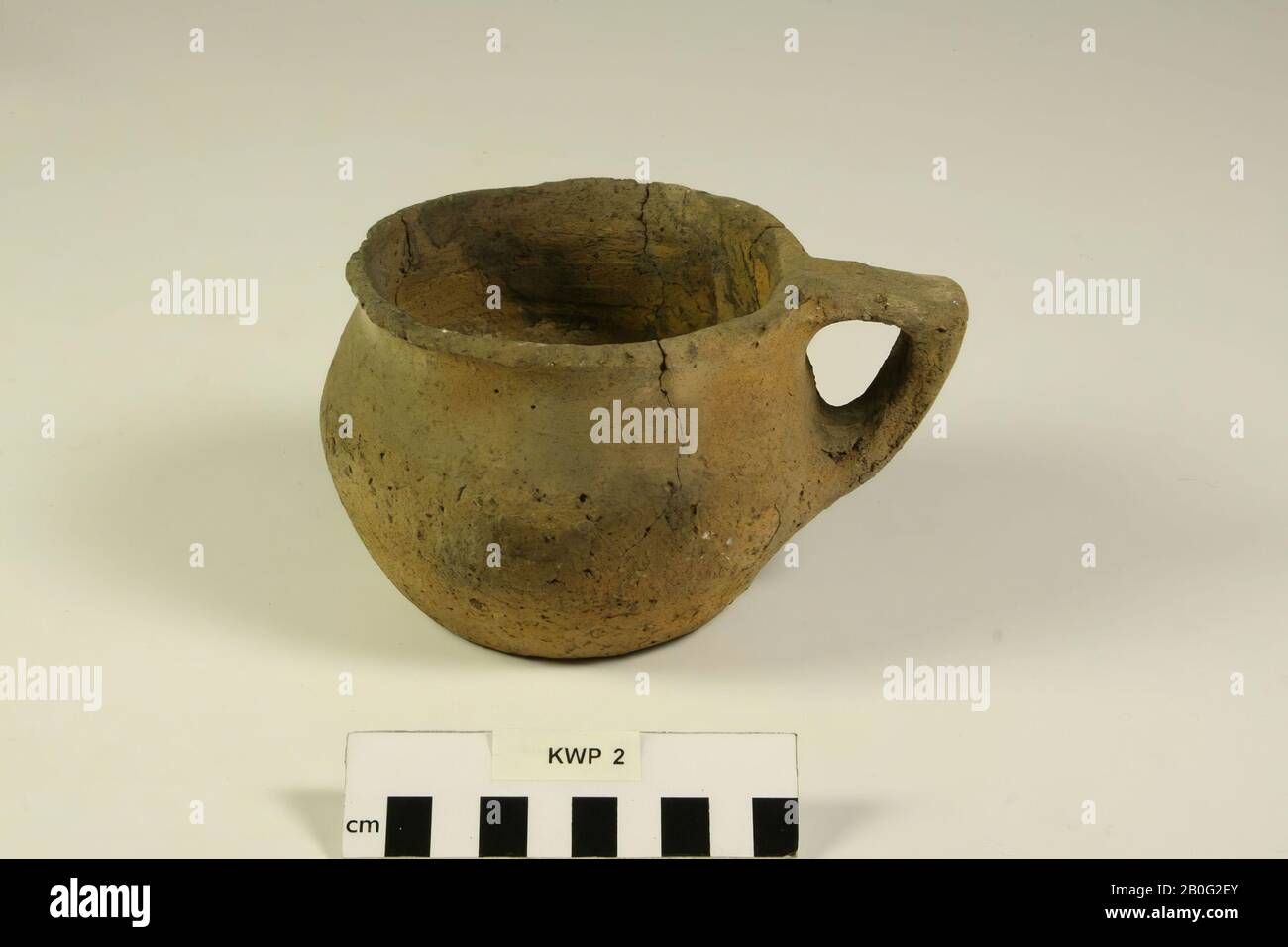 Cup with 1 ear. From the neck 4 vertical cracks run down., Cup, pottery, h: 9.5 cm, diam: 16.4 cm, prehistory, Germany Stock Photo