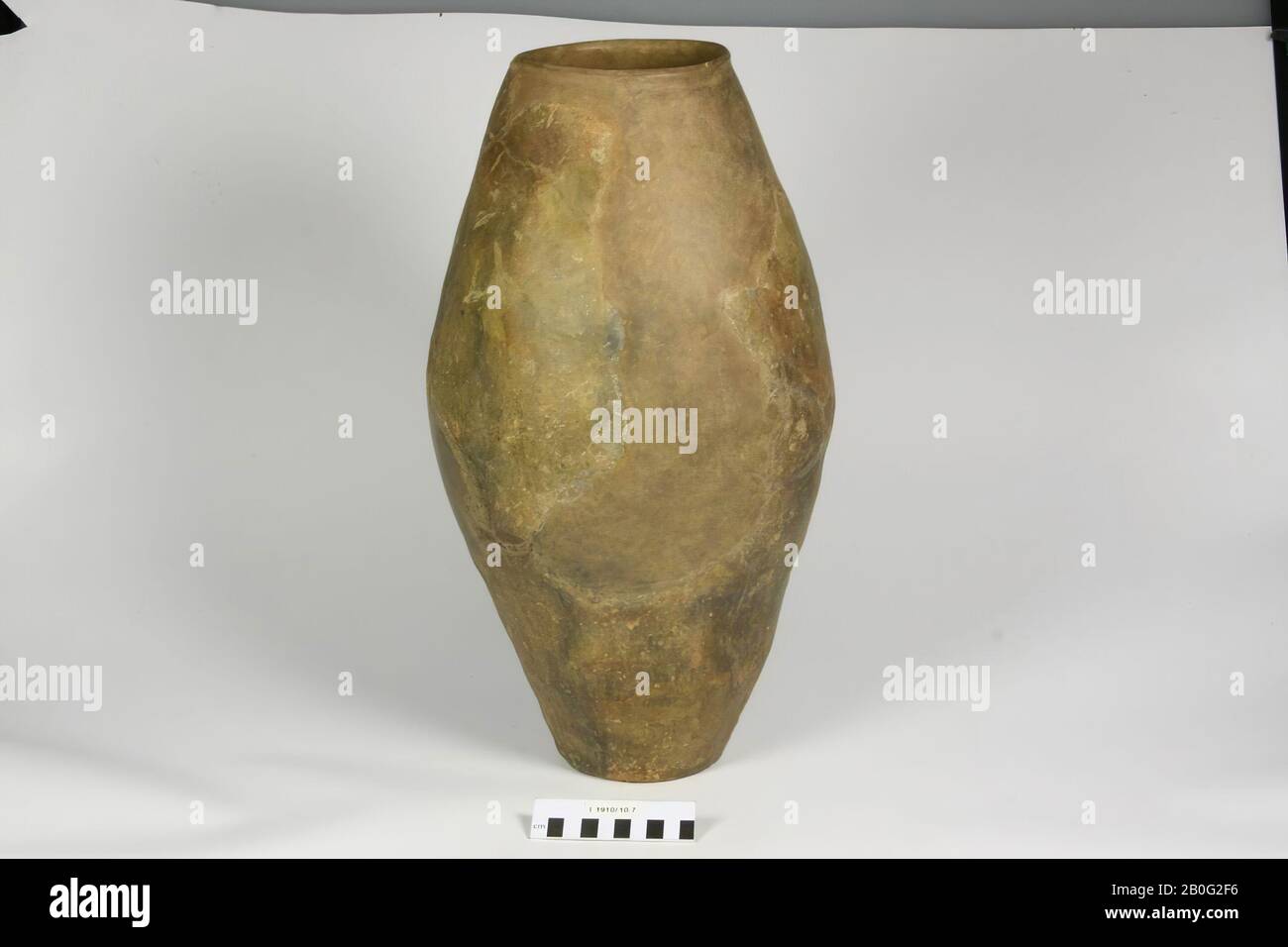 Germanic urn of earthenware. Old bondings and additions, surface cracks. Contains cremated residues, urn, earthenware, h: 46 cm, diam: 25 cm, prehistory -800 Stock Photo