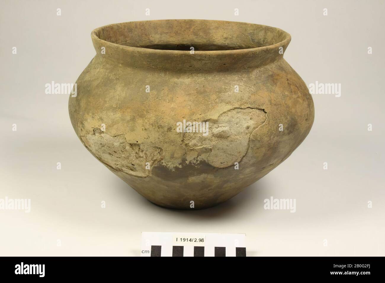 Bolle Germanic urn of earthenware. Glueing and additions, surface damage. Contains cremated residues, urn, earthenware, h: 19 cm, diam: 27.5 cm, prehistory -800 Stock Photo