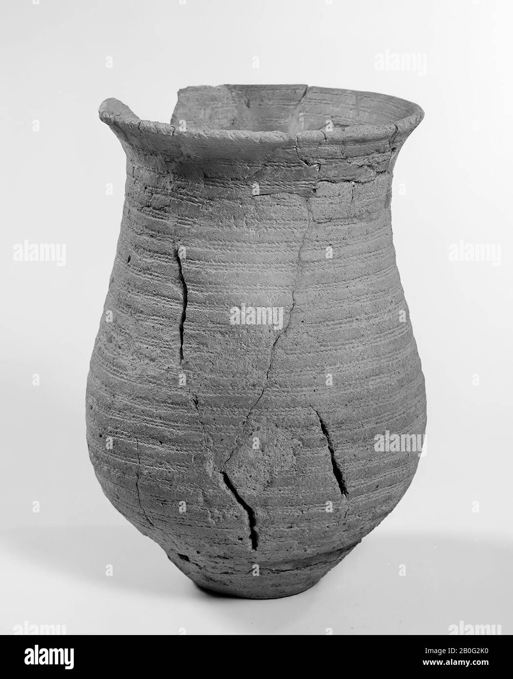 slightly plump, oval-shaped large beaker with simple sun-trim on the entire surface and on the inside of the rim, cup, earthenware, height: 21.1 cm, prehistory -2700 Stock Photo