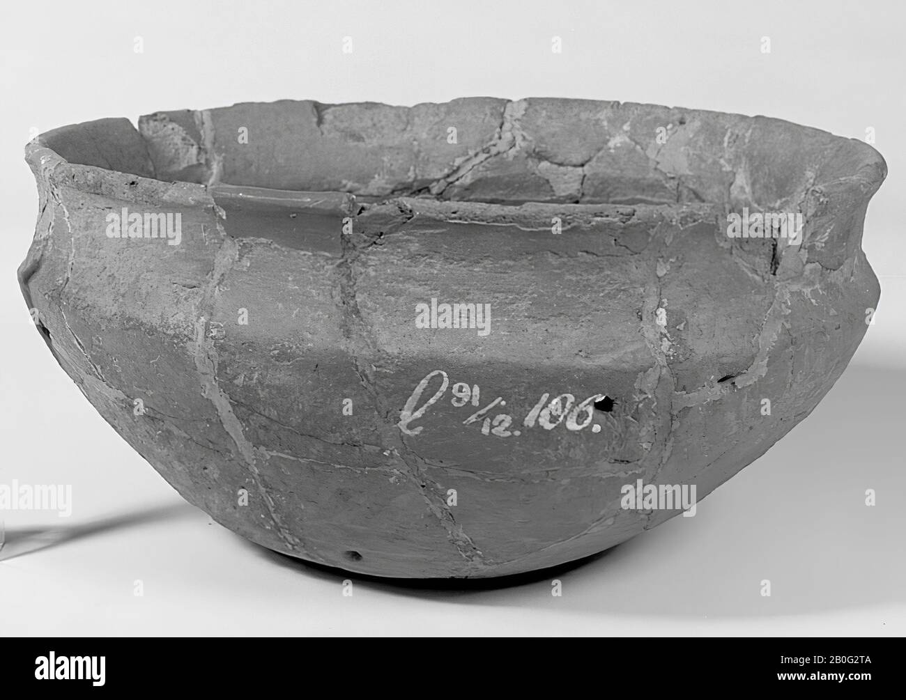 Dish of earthenware with an upright edge of the Gallo-Germanic type, decorated with concentric circles beneath the belly, above it there are slanted stripes. Old glues and additions, gaps in the edge., Bowl, earthenware, h: 12 cm, diam: 23.5 cm, prehistory -800 Stock Photo