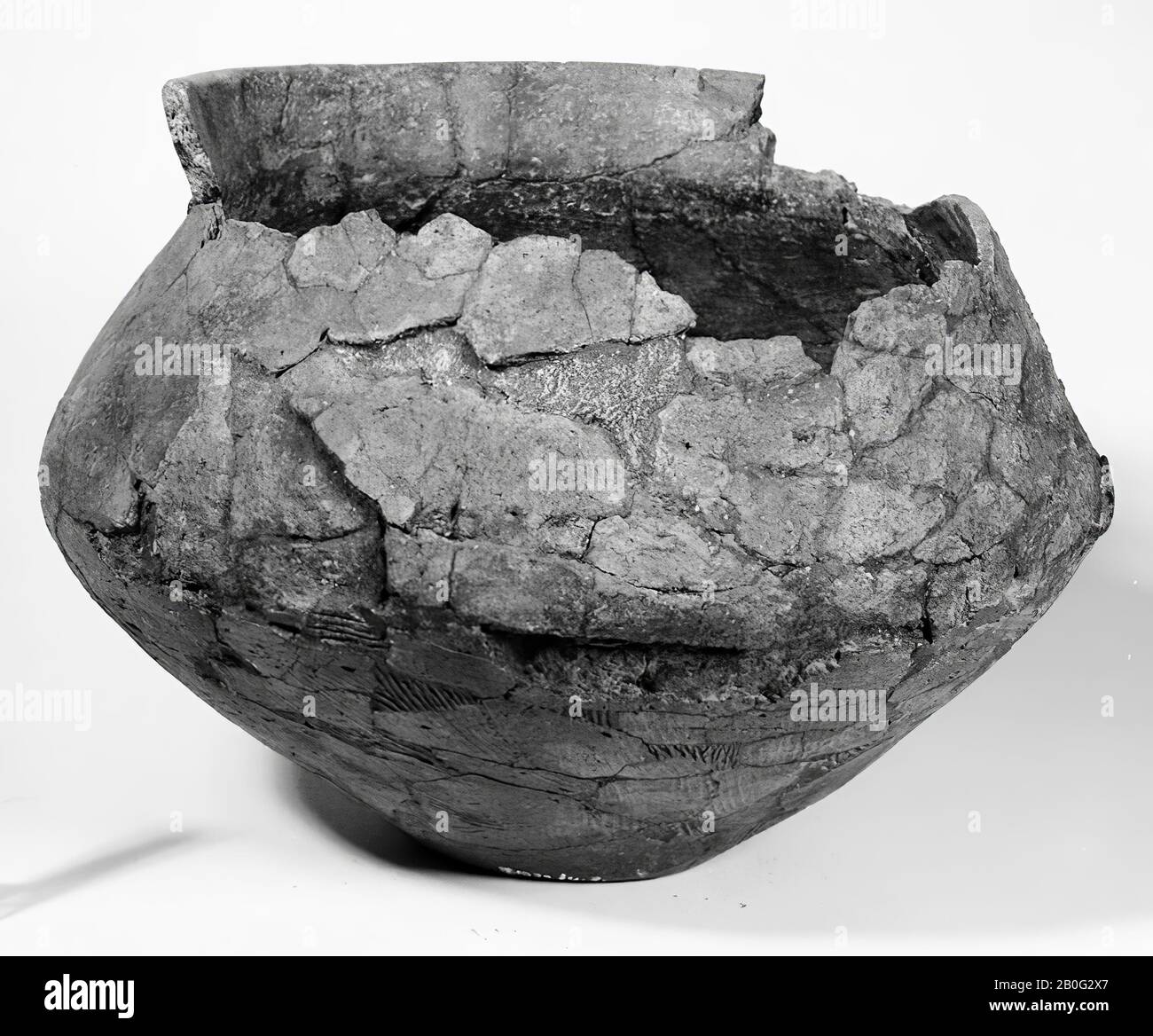 Hallstatturn of earthenware, the edge is largely missing. Old bondings and additions. Contains cremated residues, urn, earthenware, h: 21 cm, diam: 28.5 cm, prehistory -800 Stock Photo