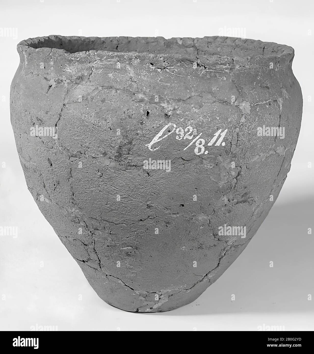 Germanic cartel edge of earthenware. Old bonding. Contains cremated residues, urn, earthenware, h: 21 cm, diam: 22.8 cm, prehistory -800 Stock Photo