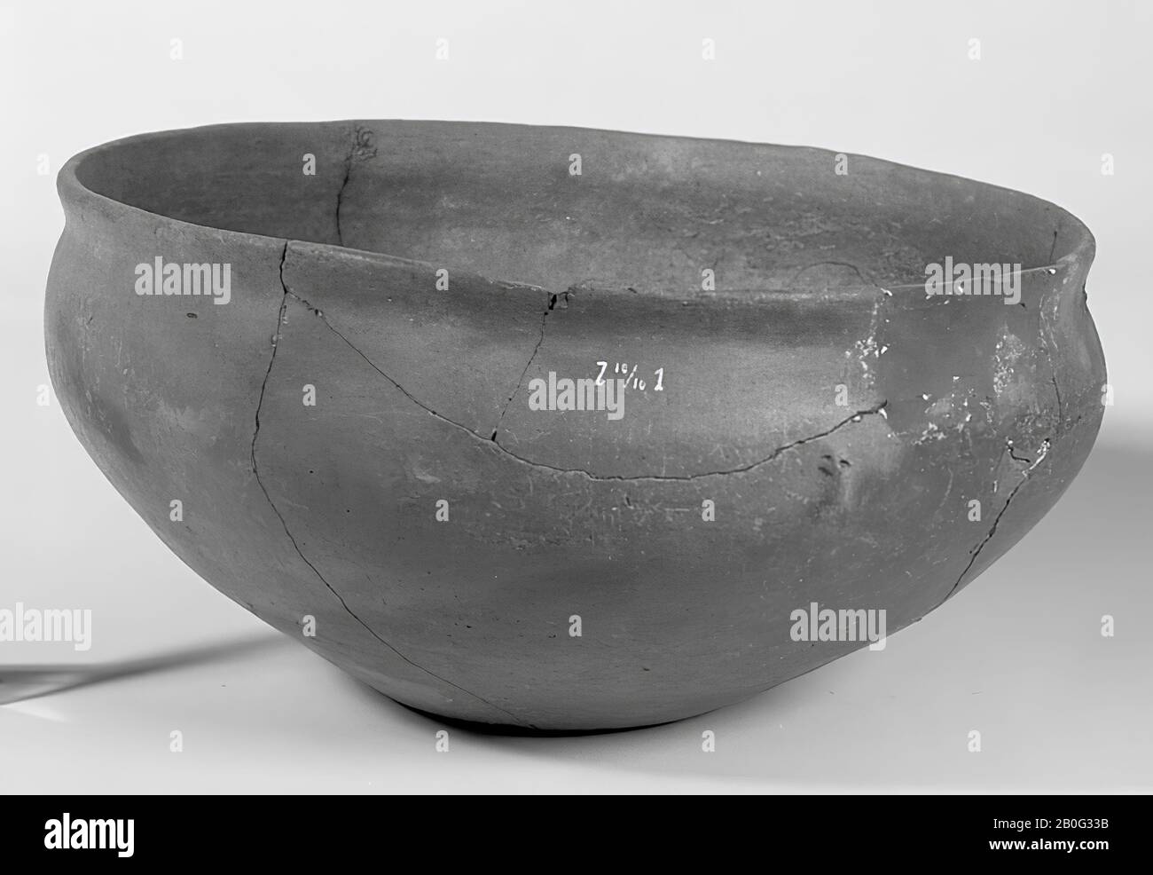 Convex low urn of earthenware, quite wide. Old bondings and additions that are outdated. Contains cremated residues, urn, earthenware, h: 11.5 cm, diam: 26.7 cm, prehistory -800 Stock Photo