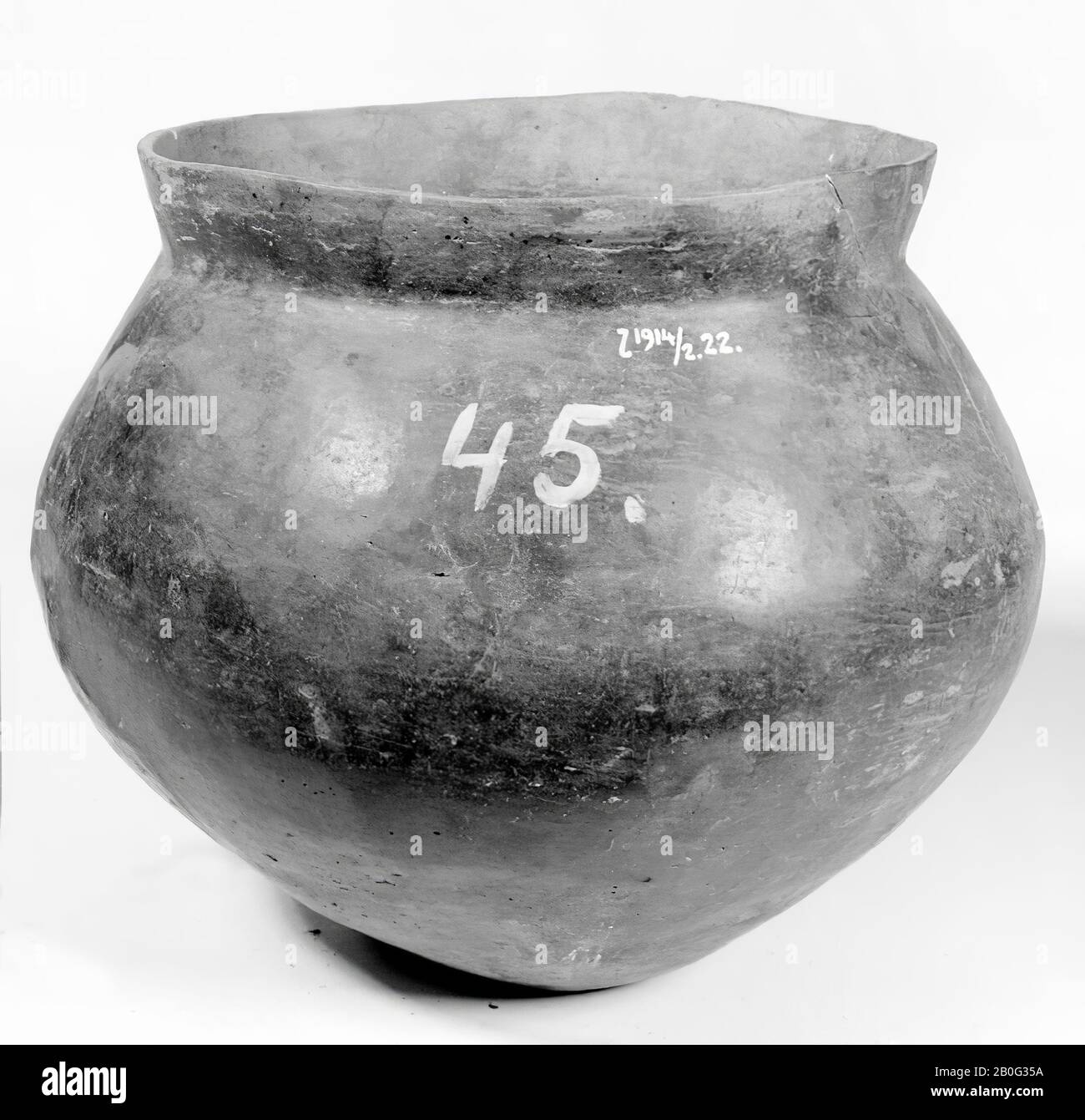 Belly Gallo-Germanic urn of earthenware. Addition, urn, earthenware, h: 22 cm, diam: 26 cm, prehistory -800 Stock Photo