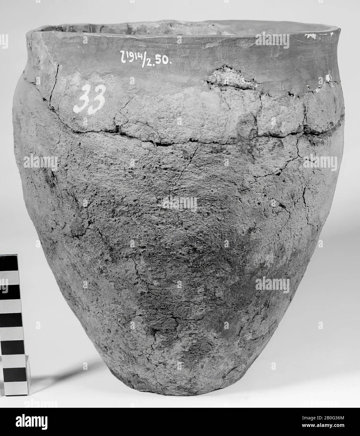 Cylindrical urn of earthenware. Old bondings and additions. Contains cremated residues, urn, earthenware, h: 24.5 cm, diam: 23.4 cm, prehistory -800 Stock Photo