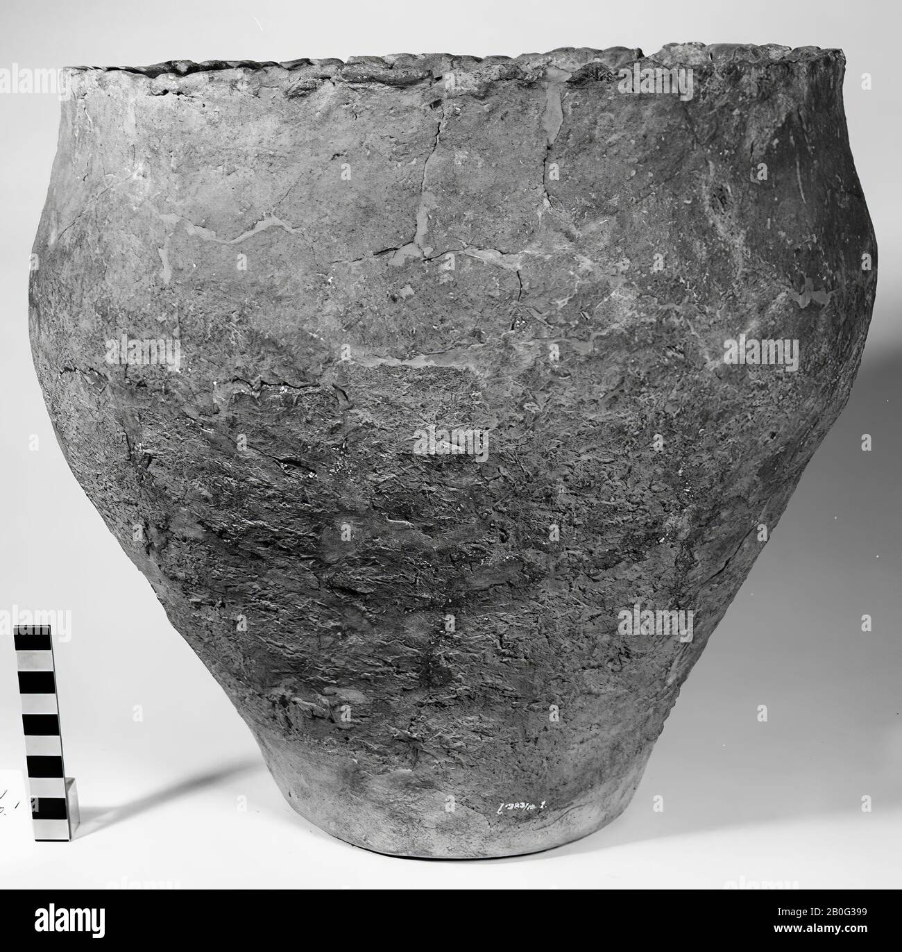 Cylindrical urn of earthenware with serrated edge. Old bondings and additions. Contains cremated residues, urn, earthenware, h: 33.8 cm, diam: 34.5 cm, prehistory -800 Stock Photo