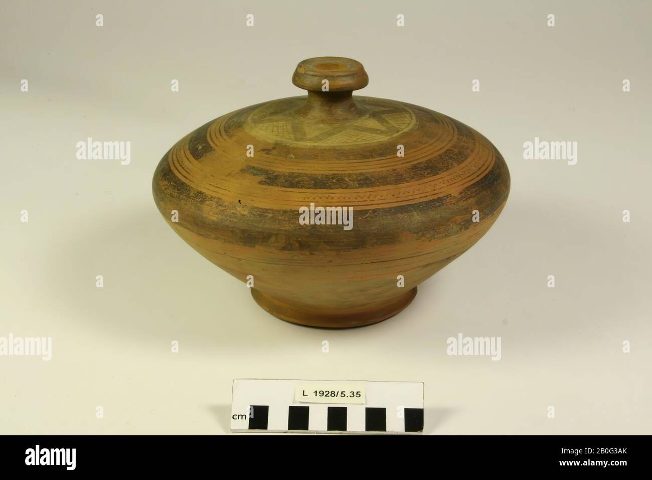 Vase with a flat shape. Decoration of lines and geometric patterns.  Originating from grave 253, Giubiasco, Switzerland, vase, pottery, h: 15  cm, diam: 21 cm, prehistory, Switzerland, unknown Stock Photo - Alamy