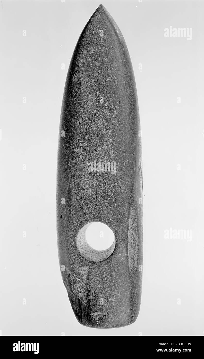 high, pierced shoe-reading ax of the Rössener culture. Made from amphibolite and an import piece from southern Poland. Asymmetrical, slightly oblique cut and conical stem hole, ax, stone, flint, 5.4 x 21.8 x 6 cm, prehistory -4900 Stock Photo