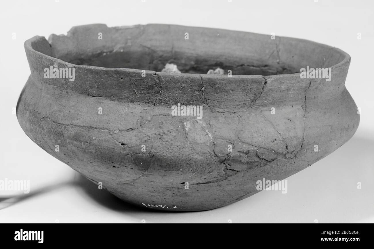 Bowl of smooth earthenware with a straight edge. Old bonding and additions, the edge is damaged. Contains cremated residues., Bowl, earthenware, h: 10 cm, diam: 22 cm, prehistory -1200 Stock Photo