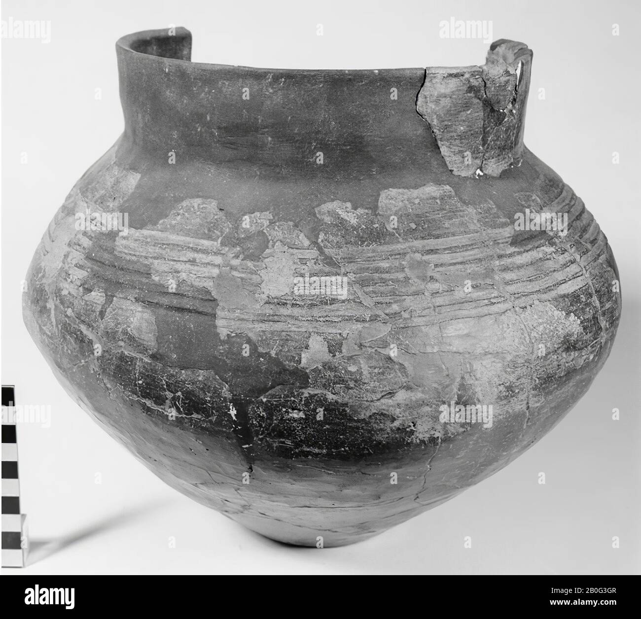 Large urn of earthenware with horizontal line decoration on the shoulder. Contains cremated residues, urn, earthenware, h: 27 cm, diam: 30.5 cm, prehistory -1200 Stock Photo