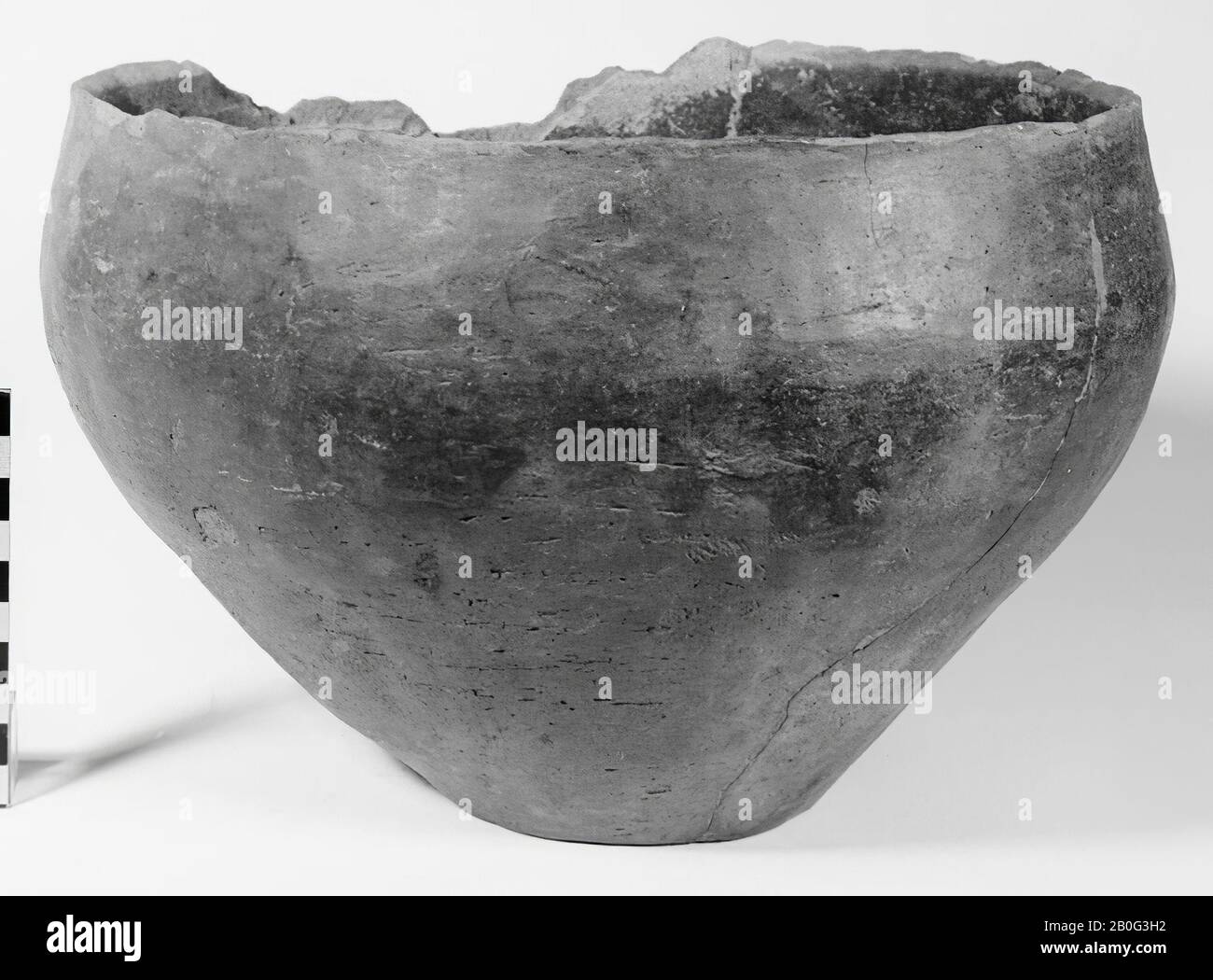 Undecorated large bowl of earthenware. Old bondings and additions, surface damage. Contains cremated residues., Bowl, earthenware, h: 18 cm, diam: 26.7 cm, prehistory -1200 Stock Photo