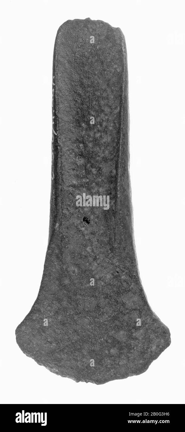 bronze edge ax with fan-shaped cut. L.-r. not entirely symmetrical. Cut as well as rear end slightly damaged. Furthermore well preserved, ax, metal, bronze, 8.3 x 3.6 cm, prehistory -2000 Stock Photo