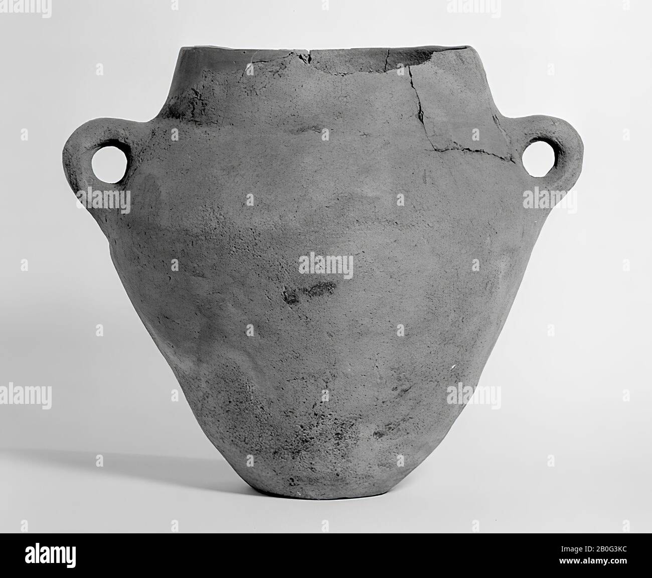 Pretty rough urn of earthenware, out of control with two ears. Old bondings and additions, cracks, lacuna in the rim, urn, earthenware, h: 28.5 cm, diam: 27.5 cm, br: 33.5 cm, prehistory -1200 Stock Photo