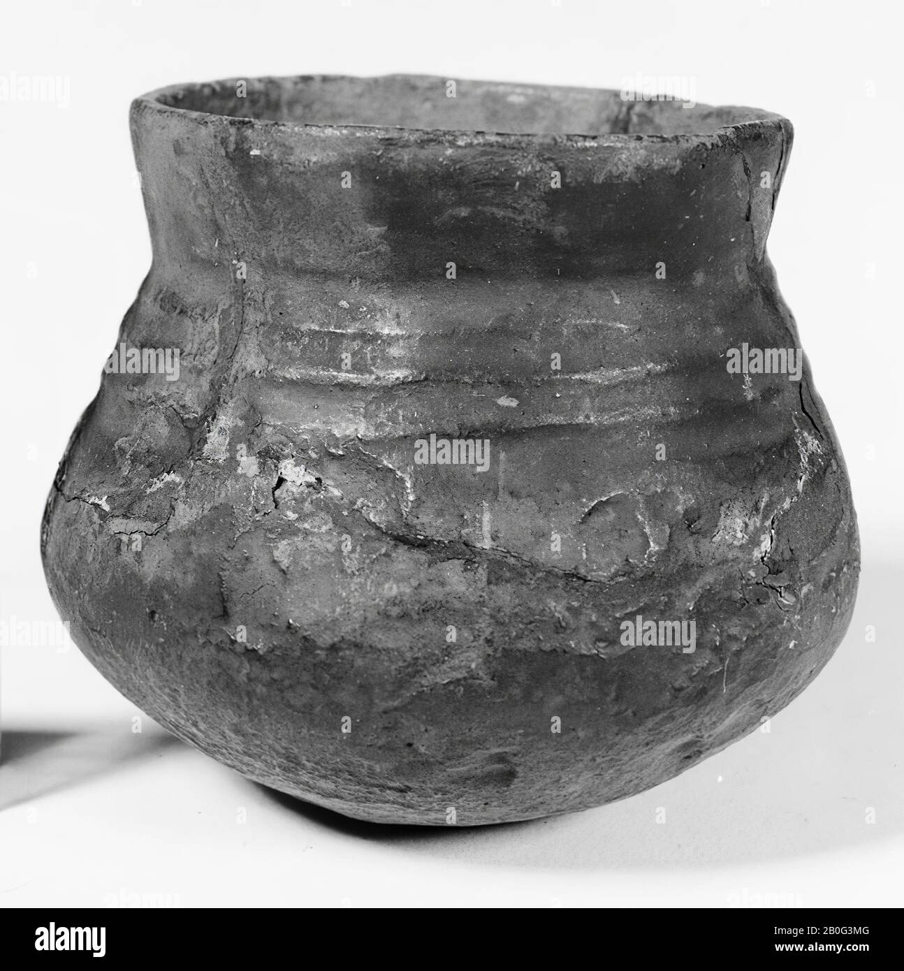 Small urn of earthenware with decoration of horizontal lines on the shoulder. Glues and additions, slight surface damage., Urn, earthenware, h: 8.5 cm, diam: 9.2 cm, prehistory -1200 Stock Photo