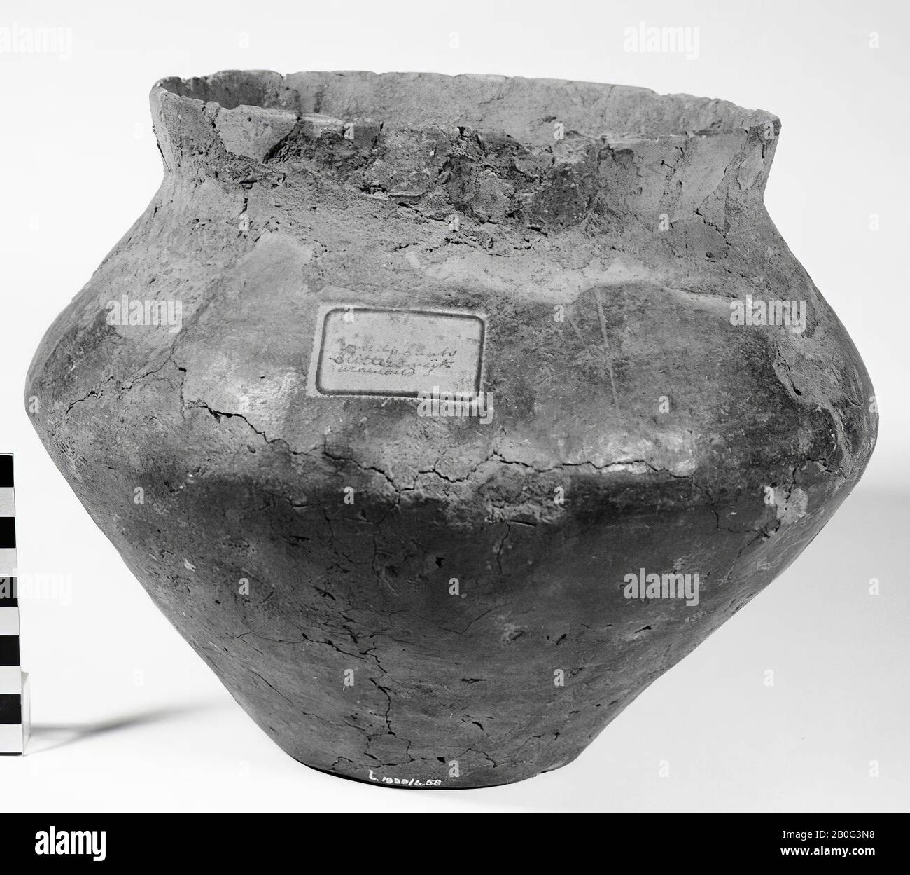 Urn of pottery of Hallstatt form. The edge is damaged. Contains cremated residues, urn, earthenware, h: 18.7 cm, diam: 28 cm, prehistory -800 Stock Photo