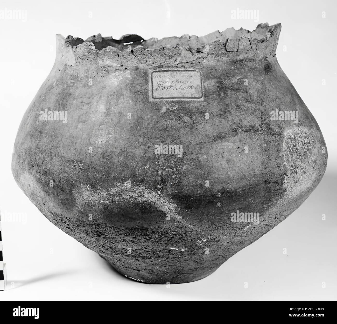 Large urn of earthenware with damaged edge. Old bondings and additions. Contains cremated residues, urn, earthenware, h: 26.5 cm, diam: 32 cm, prehistory -800 Stock Photo