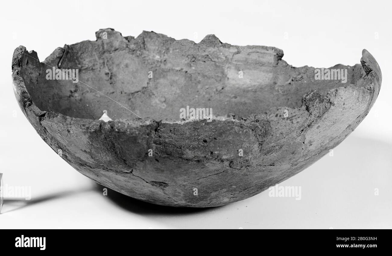 Bottom of an urn of earthenware. Many old glues and additions. Contains cremated residues., Urn, fragment, pottery, h: 11.2 cm, diam: 25 cm, prehistory -800 Stock Photo