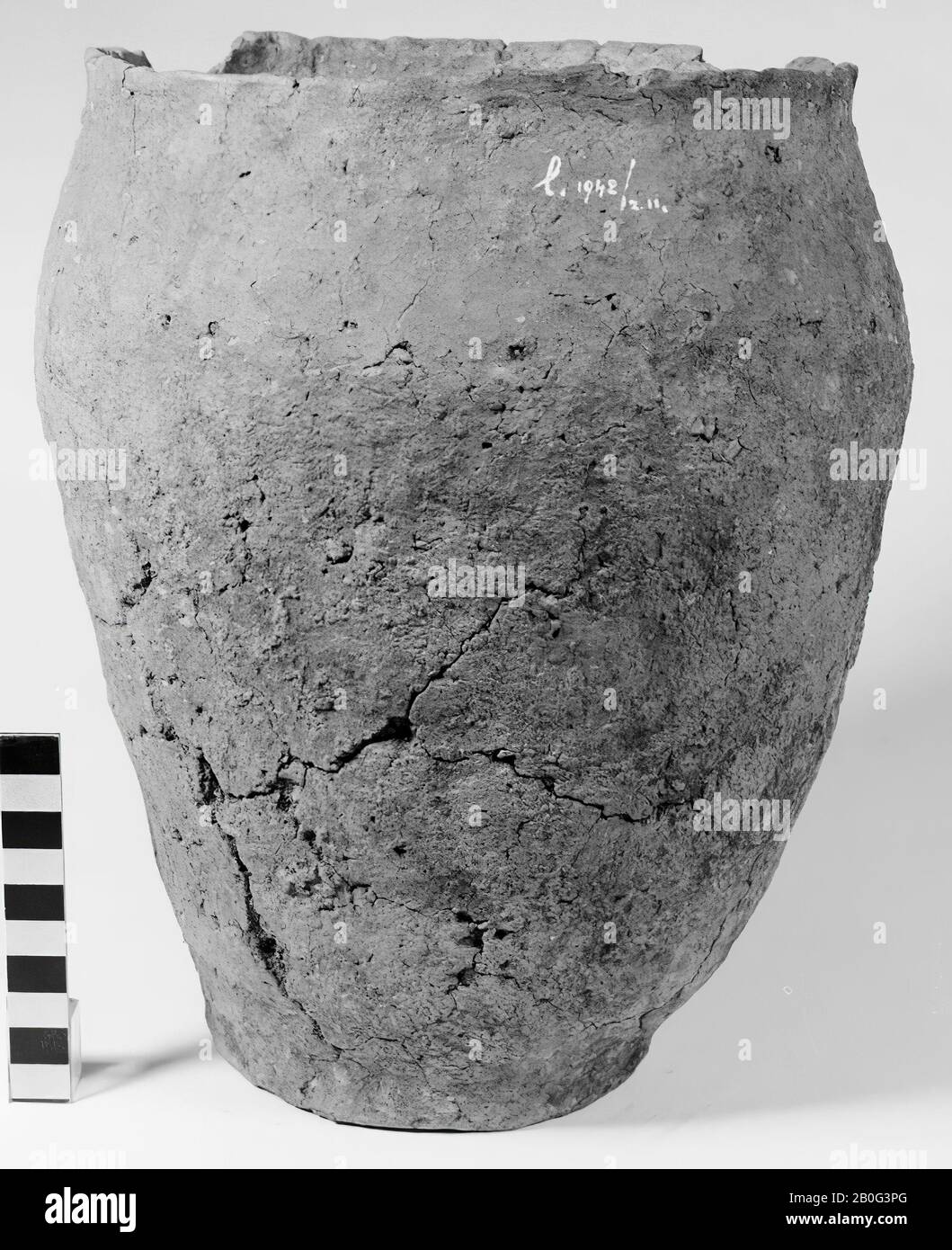 Urn of rough-walled earthenware with serrated edge. The edge is damaged, cracking. Contains cremated residues, urn, earthenware, h: 27.5 cm, diam: 23 cm, prehistory -800 Stock Photo