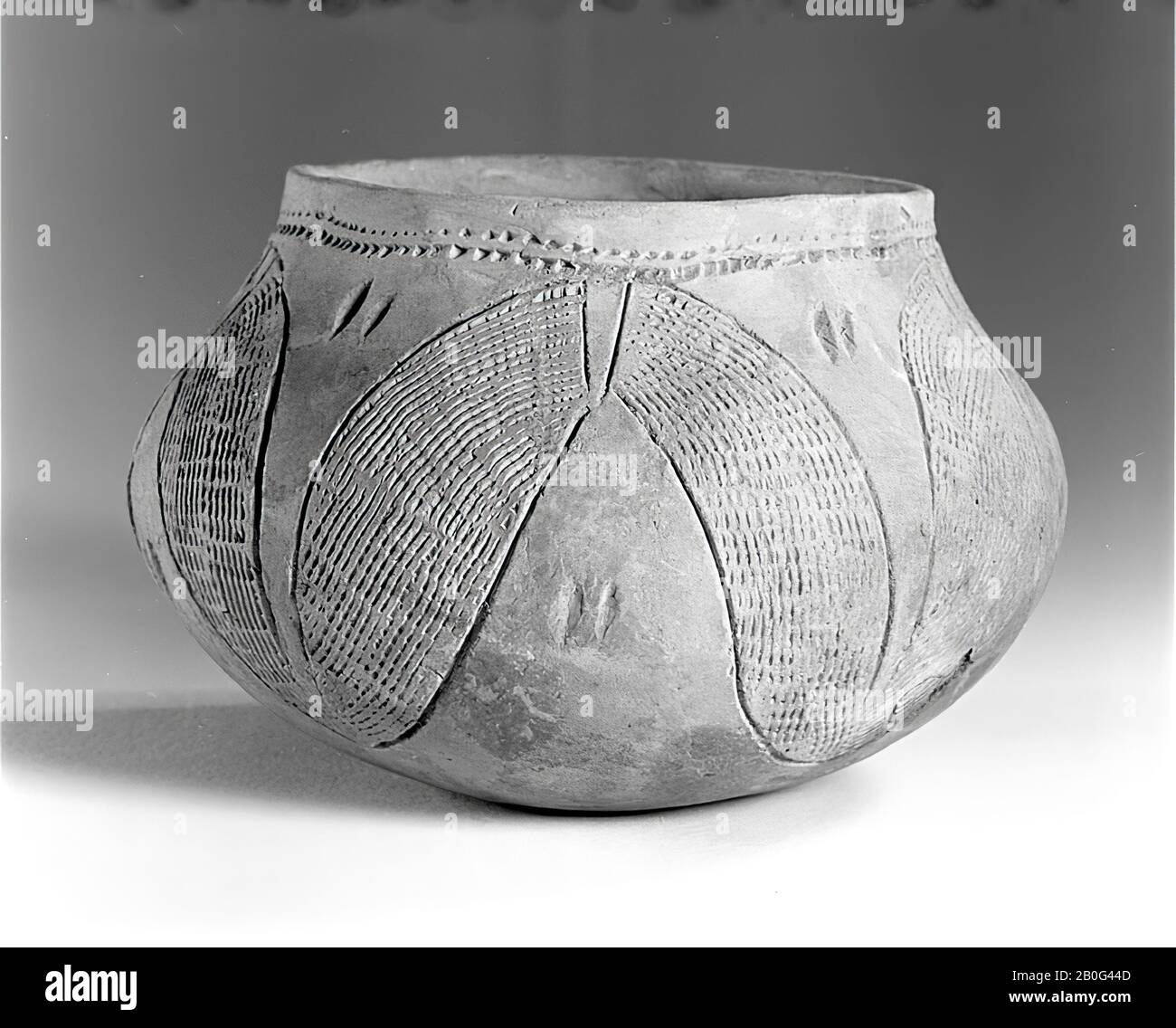 Band-ceramic pot with decoration, pot, earthenware, height 11 cm, prehistory 5400-4900 BC, Netherlands, Limburg, Stein, Elsloo, grave 96 Stock Photo