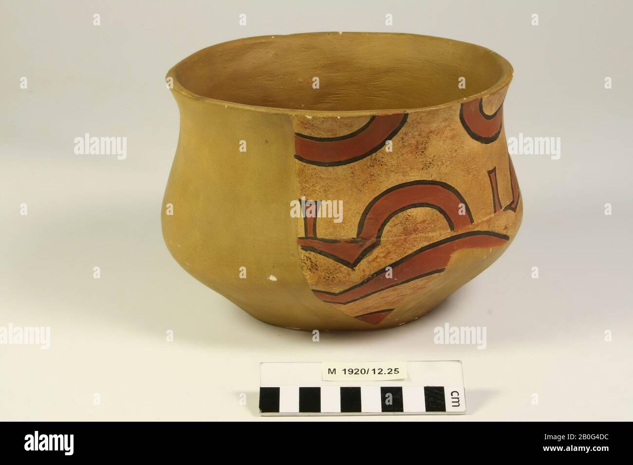 Casting of a pot without soil, red painting, black outlined, casting, pot, plaster, h: 14.5 cm, diam: 20 cm, prehistory, Germany Stock Photo