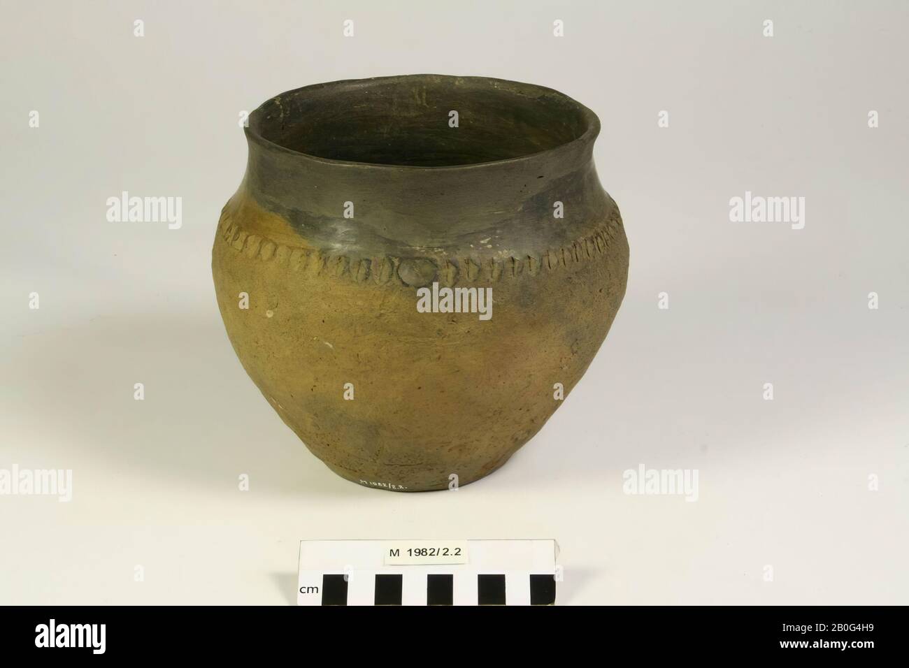 Pot with notched decoration. The pot has a crack. Contains cremated residues., Pot, earthenware, h: 16 cm, diam: 18.2 cm, prehistory, Poland Stock Photo