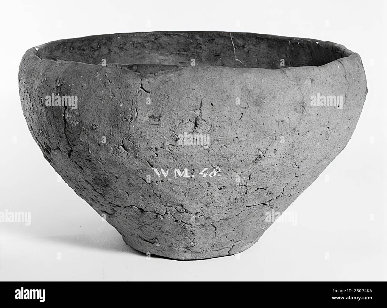 Pretty large urn of earthenware. Additions, various surface cracks, 4 separate fragments. Contains cremated residues, urn, earthenware, h: 15 cm, diam: 27 cm, prehistory -1200 Stock Photo