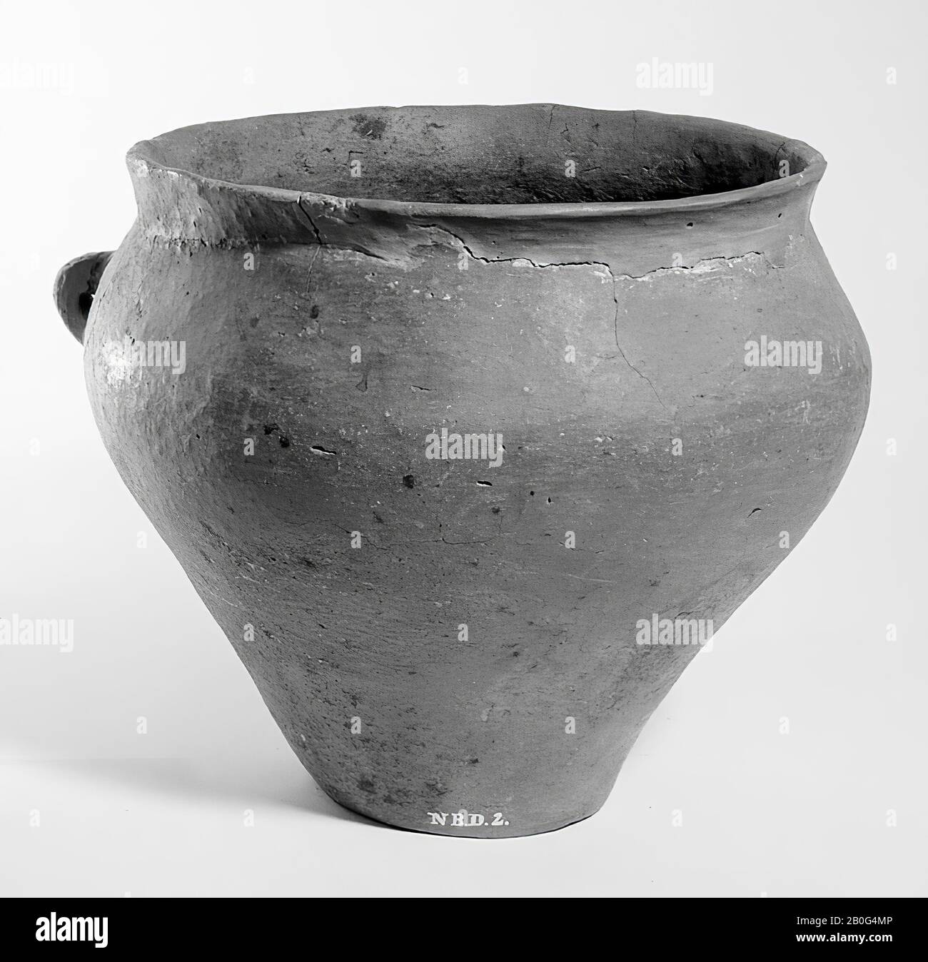 Urn of earthenware of light red color, with an earpiece. Filled with