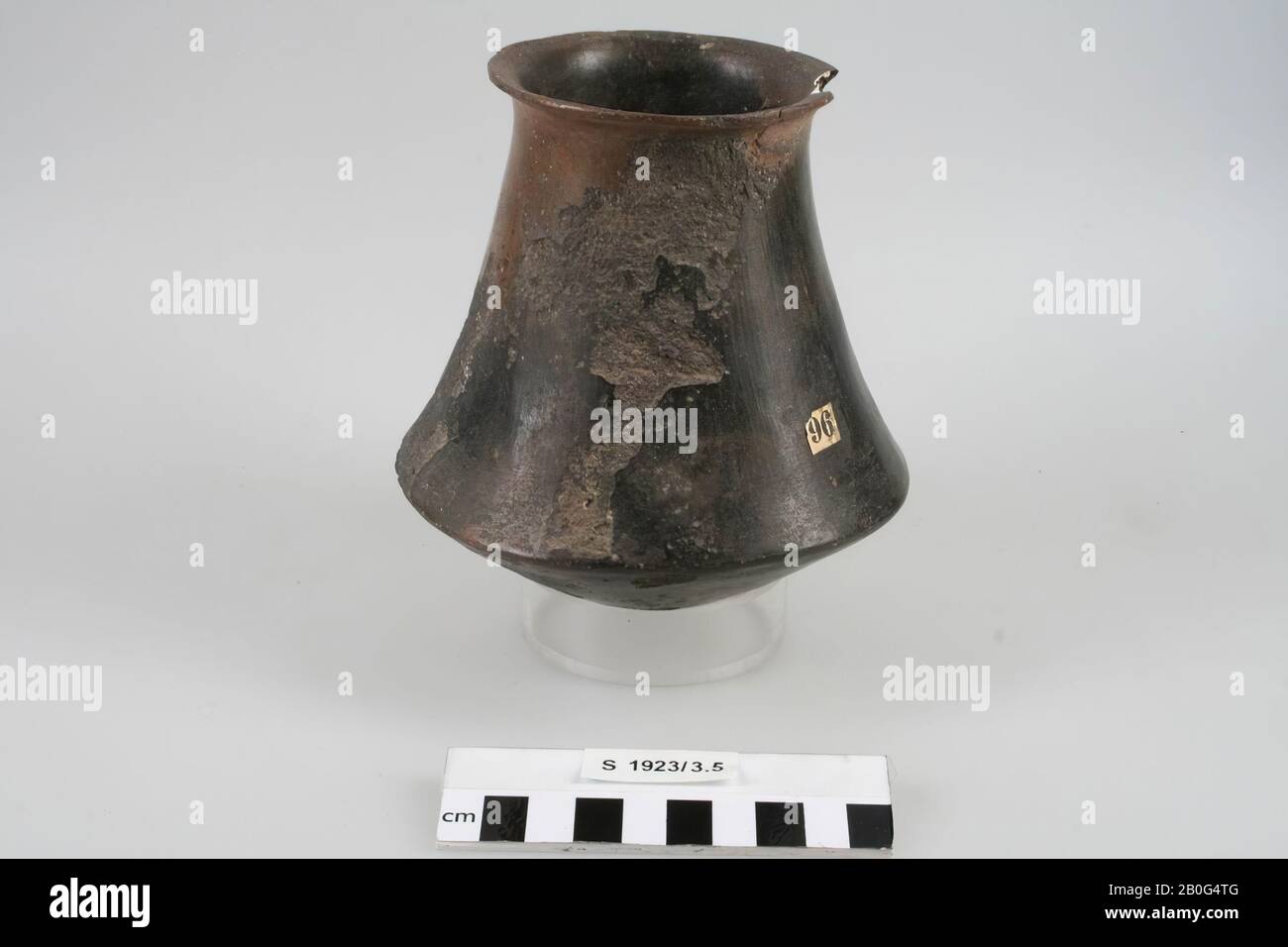 Old additions, chips off at the bottom and the neck. Contains cremated residues, urn, earthenware, h: 13.8 cm, diam: 13.2 cm, prehistory, Spain Stock Photo